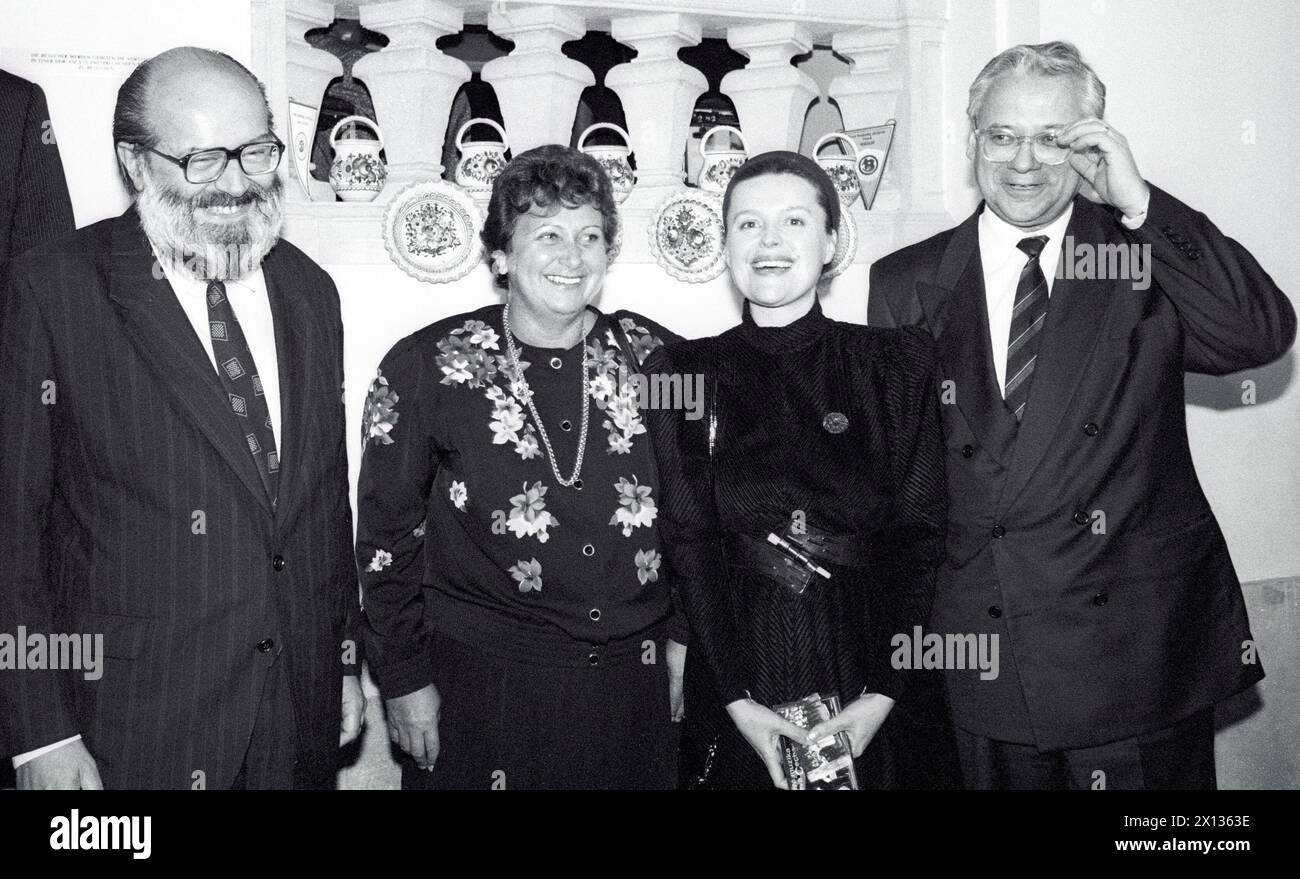 Wien am 30. Mai 1990: „Kinder helfen Künstlern – Künstler helfen Kindern“ war das Motto einer tschechoslowakisch-österreichischen Benefizgala im Schlosstheater Schönbrunn. Der Nettogewinn geht an behinderte Kinder in der CSSR. Im Bild: (f.l.t.r.) Kornel Foeldveri (stellvertretender Kulturminister der Slowakischen Republik), Hilde Hawlicek (Bildungsminister Österreichs), Magda Vasaryova (Botschafterin der CSSR in Österreich) und Erhard Busek (Wissenschaftsminister Österreichs). - 19900530 PD0003 - Rechteinfo: Rechte verwaltet (RM) Stockfoto