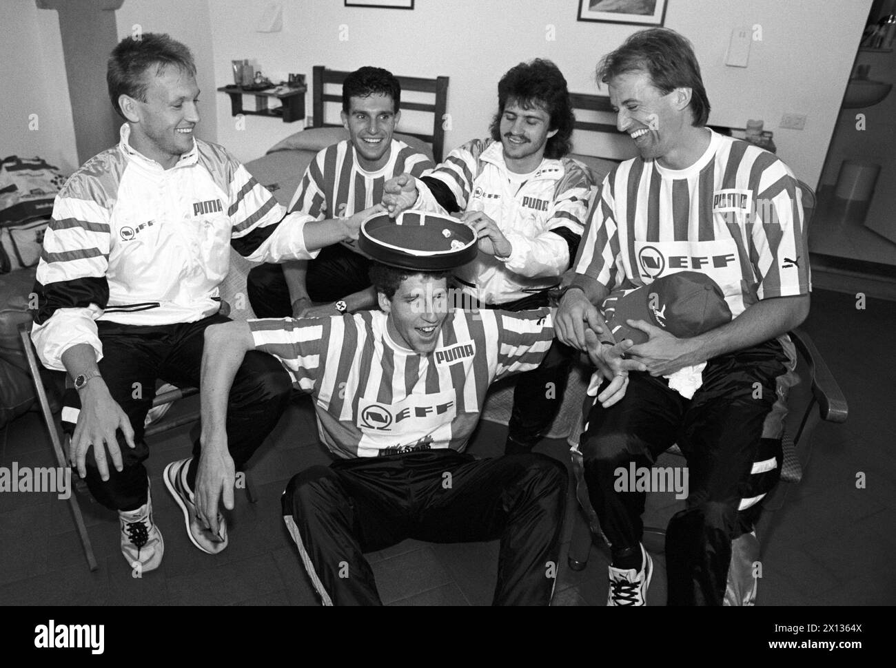 Fußball-Weltmeisterschaft 1990: Michael Baur, Alfred Hoertnagl, Manfred Linzmaier und Klaus Lindenberger in der Villa Medicea in Artimino am 7. Juni 1990. - 19900607 PD0012 - Rechteinfo: Rechte verwaltet (RM) Stockfoto