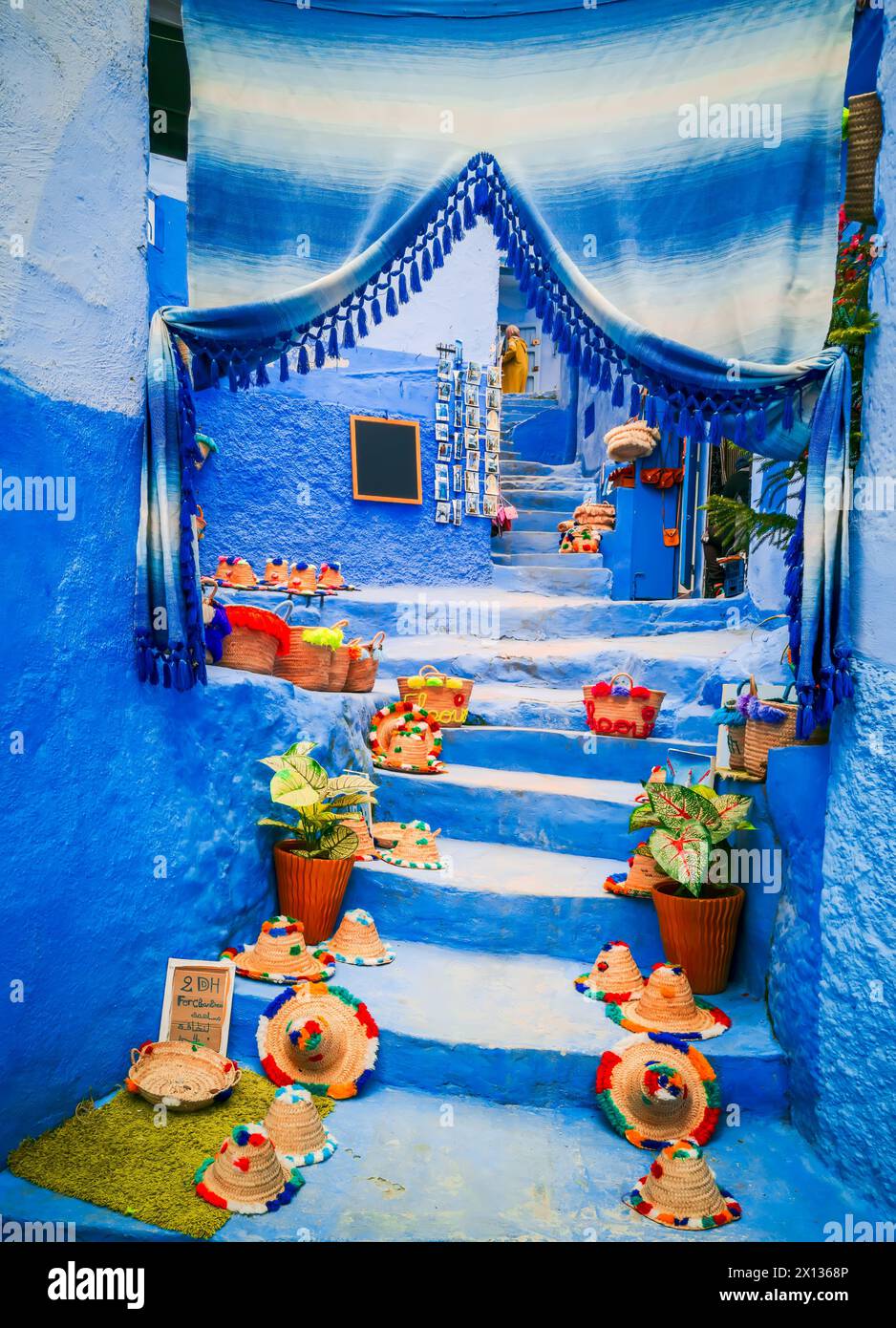 Chefchaouen, Marokko. Blaue Treppe und Wand mit farbenfrohen Blumentöpfen, Medina Chefchaouen, Reiseziel Nordafrika. Stockfoto