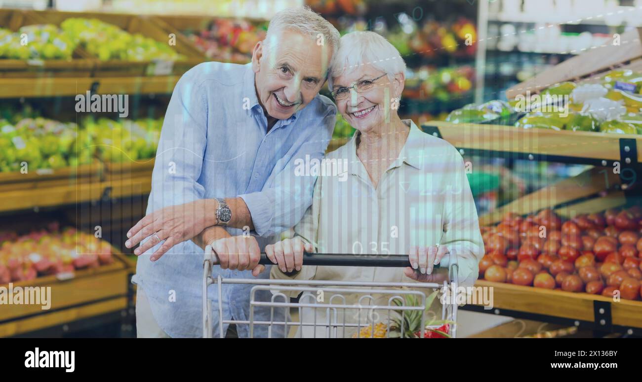 Bild von Finanzdaten und Diagrammen über glückliches kaukasisches Seniorenpaar auf dem Markt Stockfoto