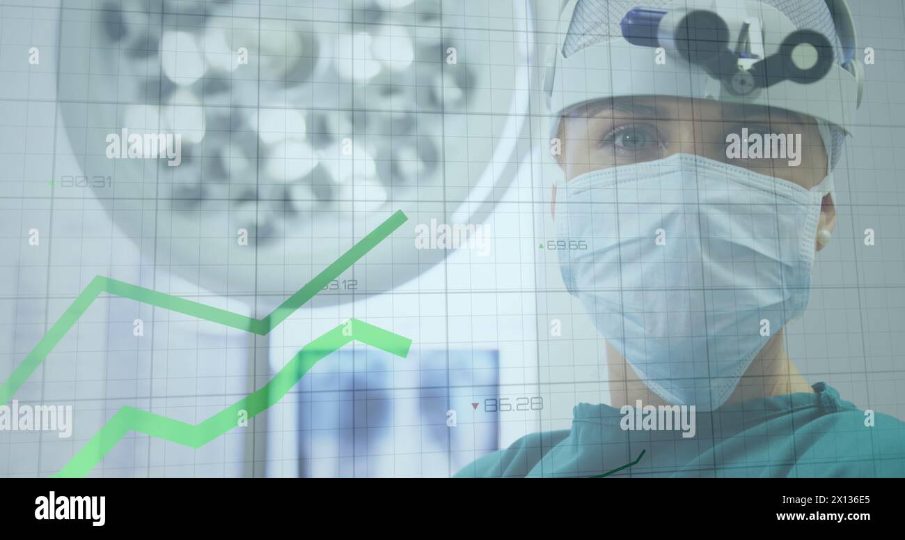 Bild der grünen Graphen, die sich über die Chirurgin im Operationssaal des Krankenhauses bewegen Stockfoto
