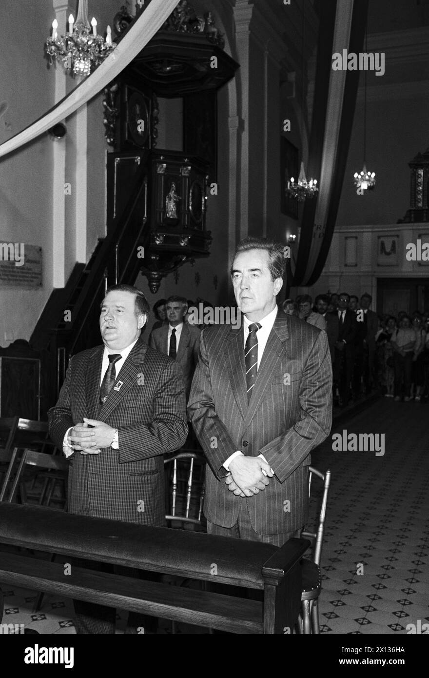 Wien am 29. Juni 1990: Lech Walesa (l.), Vorsitzender der polnischen arbeitergewerkschaft und Österreichs Außenminister Alois Mock (R.) besuchte die Kirche auf dem Kahlenberg. Die kleine Kirche hat einen historischen Hintergrund: Von dieser Kirche aus wurden zunächst die polnischen Streitkräfte gesehen, die Wien 1683 beim Kampf gegen die Türken halfen. - 19900629 PD0007 - Rechteinfo: Rechte verwaltet (RM) Stockfoto
