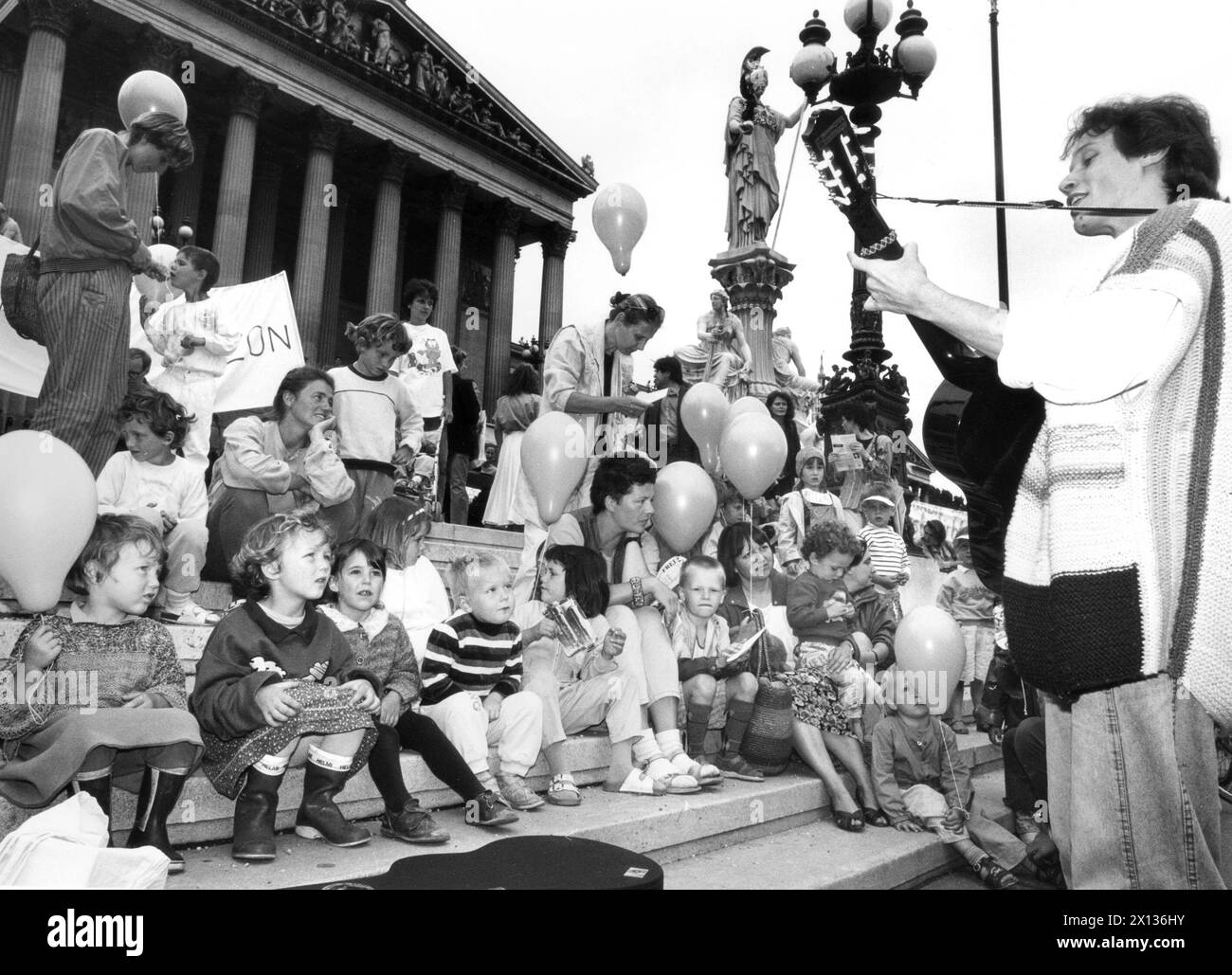 Wien am 18. Juli 1990: Eine Gruppe grüner Alternativen, genannt "Mütter gegen Ozon", protestierte vor dem parlament gegen steigende Umweltbelastungen. - 19900718 PD0002 - Rechteinfo: Rechte verwaltet (RM) Stockfoto