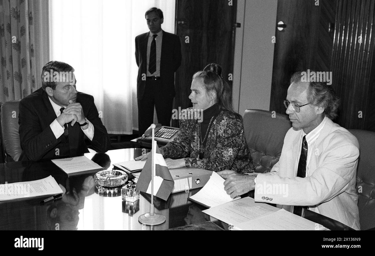 Wien am 13. September 1990: Treffen zwischen Bundeskanzler Franz Vranitzky, Univ. Doz. Dr. Helga Kolb und Univ. Prof. Dr. Manfred Heindler im Bundeskanzleramt. - 19900913 PD0009 - Rechteinfo: Rechte verwaltet (RM) Stockfoto