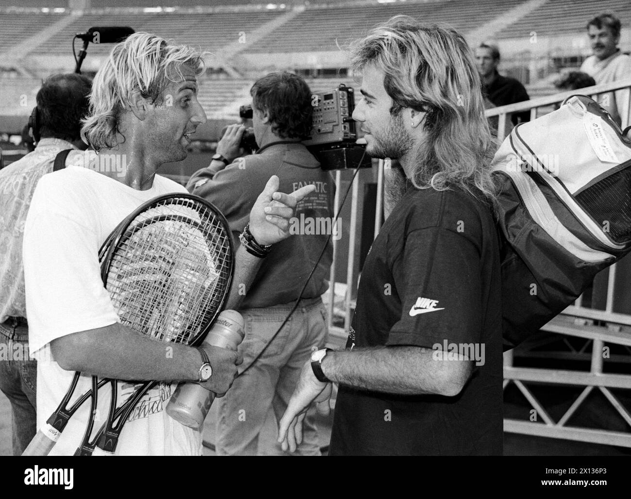 Wien am 17. September 1990: Thomas Muster (l.) und Andre Agassi unterhalten sich nach einem Training der österreichischen Mannschaft im Wiener Prater-Stadion. - 19900917 PD0014 - Rechteinfo: Rechte verwaltet (RM) Stockfoto