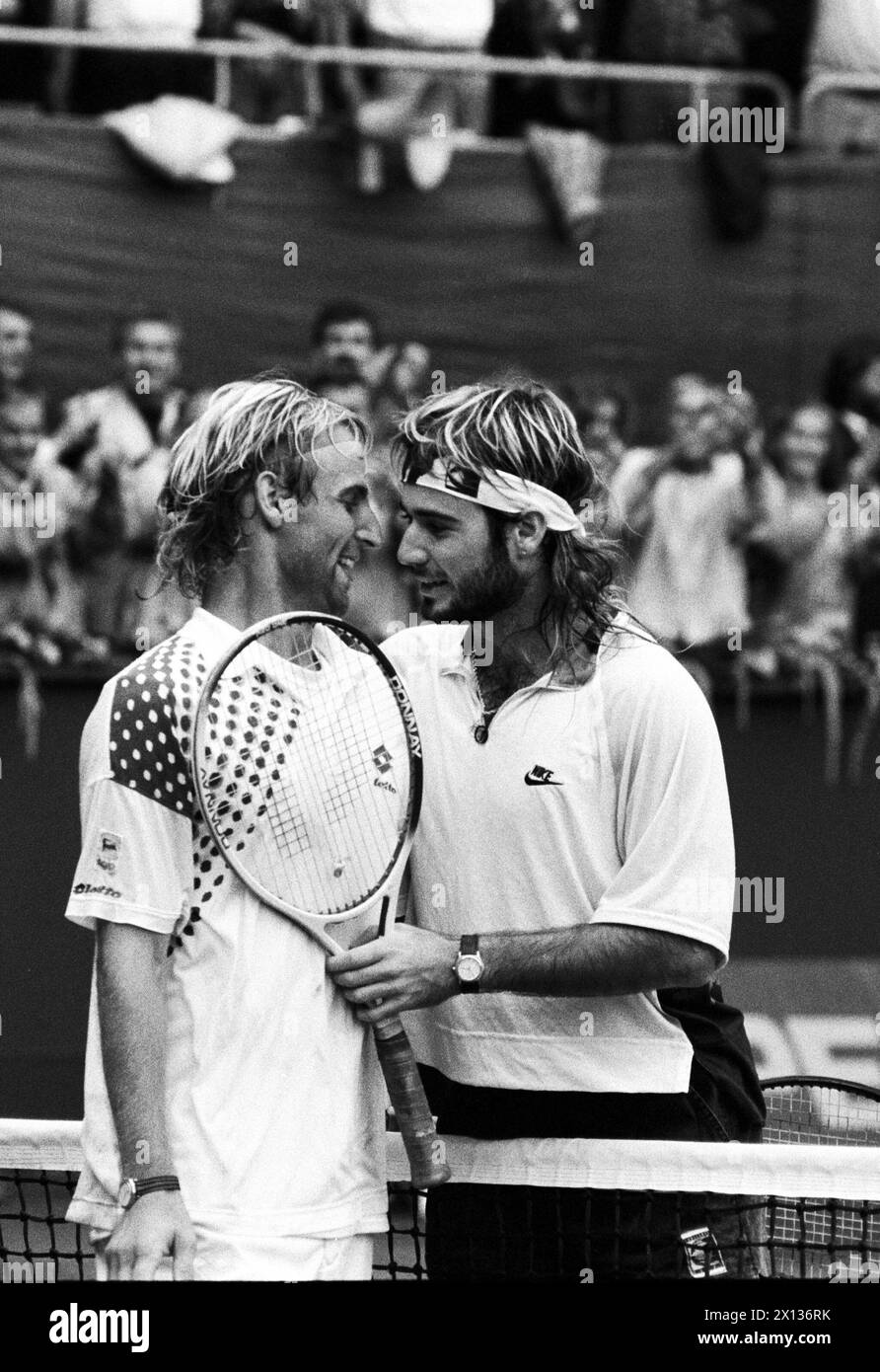 Dritter Davis Cup-Tag in Wien am 23. September 1990: Thomas Muster (l.) und Andre Agassi nach dem Spiel. - 19900923 PD0010 - Rechteinfo: Rechte verwaltet (RM) Stockfoto