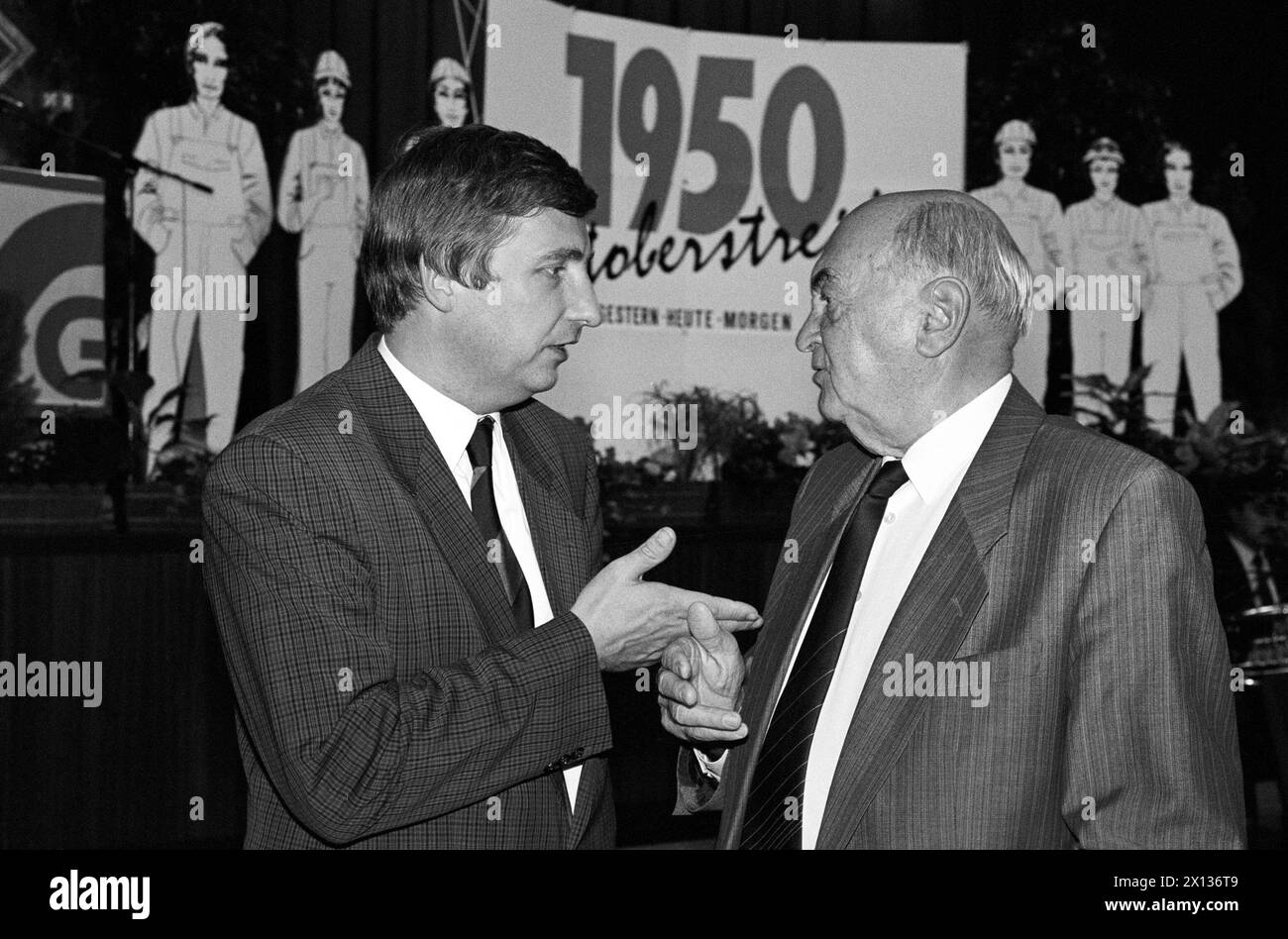 Wien am 26. September 1990: OEGB-Präsident Fritz Verzetnitsch (l., österreichischer Gewerkschaftsbund) und sein Vorläufer Anton Benya (R.) wirkten als Mitwirkende bei der Diskussion 'Oktober 1950 - Putsch oder Generalstreik?'. - 19900926_PD0004 - Rechteinfo: Rechte verwaltet (RM) Stockfoto