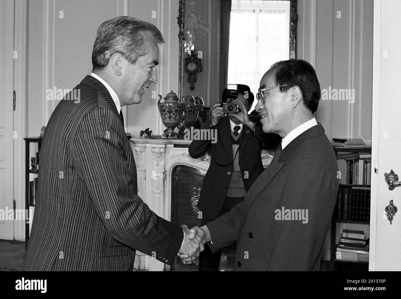 Treffen zwischen Österreichs ausländischem Minsiter Alois Mock (l.) und Zhu Liang (R.), Leiter der Abteilung für Internationale Beziehungen der Kommunistischen Partei am 11. Oktober 1990 - 16 Monate nach dem Niederschlag der demokratischen Bewegung in Peking. Hauptthema der Gespräche war der Golfkrieg. - 19901011 PD0002 - Rechteinfo: Rechte verwaltet (RM) Stockfoto