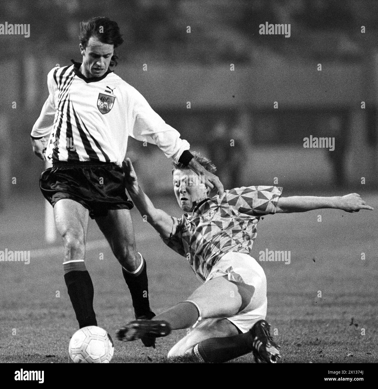 Wien am 14. November 1990: Qualifikationsspiel für den Europapokal zwischen Österreich und Nordirland. Im Bild: Gerald Willfurth (l., Österreich) und Nigel Worthington. - 19901114 PD0016 - Rechteinfo: Rechte verwaltet (RM) Stockfoto