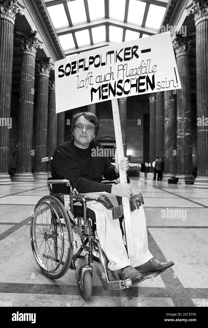 Wien am 19. November 1990: Seit sechs Tagen streikt eine Gruppe schwerbehinderter Menschen im Wiener parlament um fortgeschrittenes Pflegegeld. Im Bild: Manfred SRB, Abgeordneter der Österreichischen Grünen im parlament. - 19901119 PD0019 - Rechteinfo: Rechte verwaltet (RM) Stockfoto