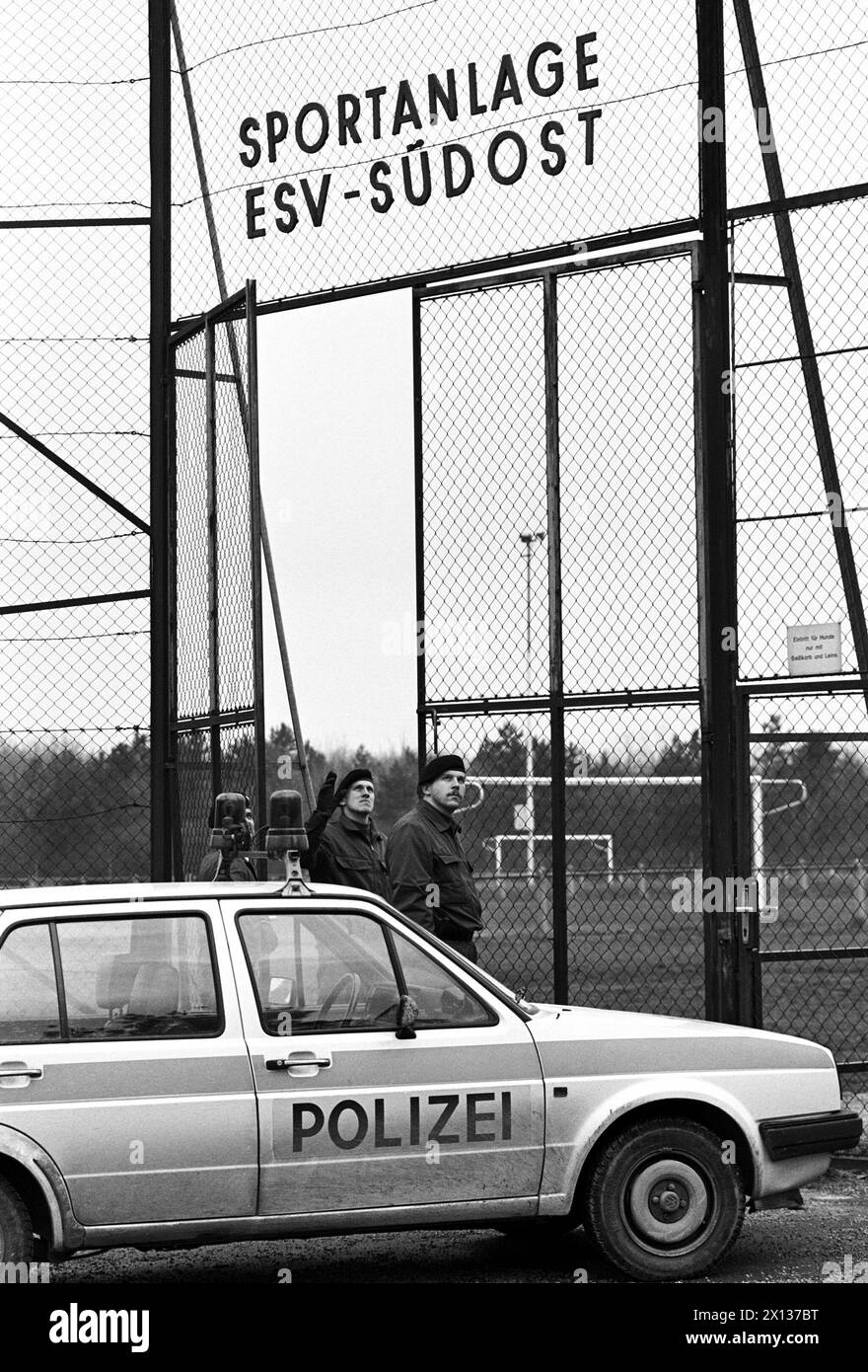 Wien am 23. Dezember 1990: Die 8-jährige Nicole Strau wurde tot hinter der Sportanlage Laaer Berg in Wien aufgefunden Favoriten. Im Bild: Eintritt in die Sportanlage ESV-Suedost am Laaer Berg. - 19901223_PD0007 - Rechteinfo: Rechte verwaltet (RM) Stockfoto