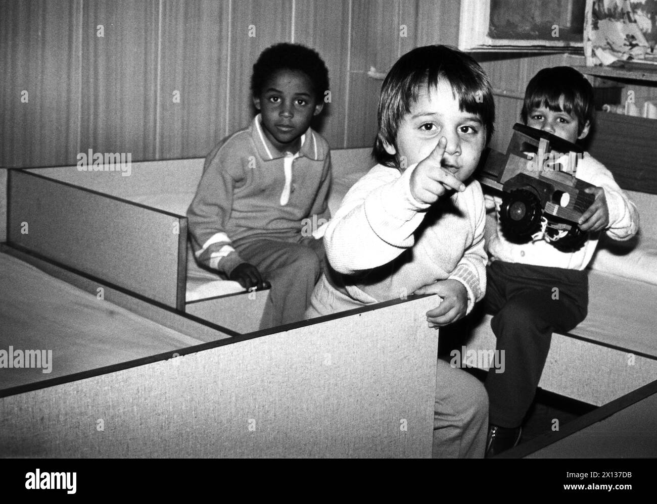 Dragalewzi, Bulgarien am 23. Dezember 1990: Kinder im bulgarischen Waisenhaus Dragalewzi erhalten glückselig einen Transport des Roten Kreuzes Österreichs, beladen mit Hilfsgütern. - 19901223 PD0006 - Rechteinfo: Rechte verwaltet (RM) Stockfoto