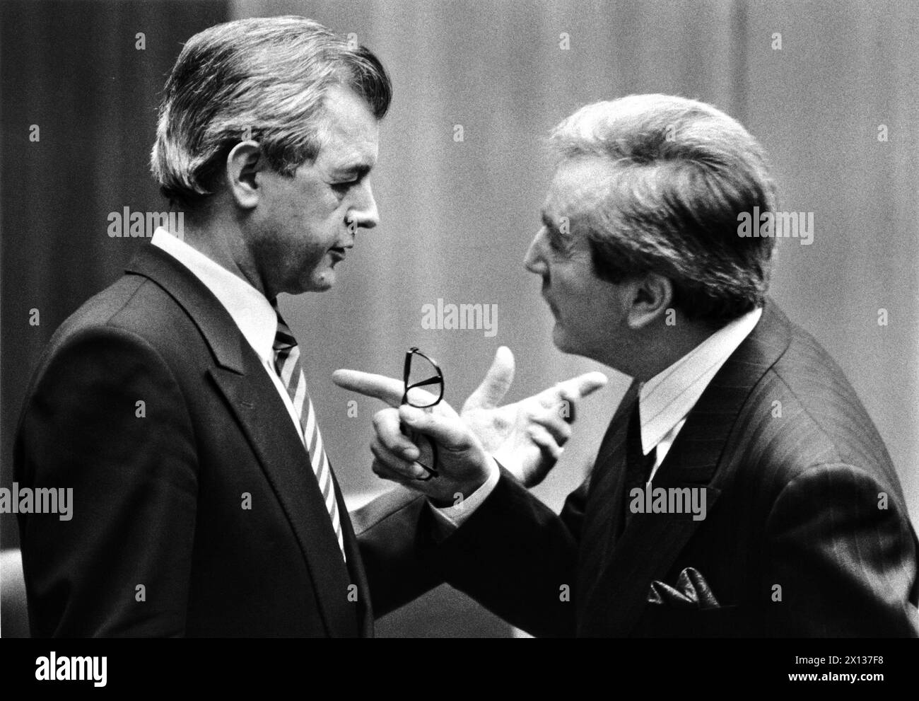 Diskussion zwischen Vizekanzler Josef Riegler (l.) und Außenminister Alois Mock im parlament am 16. Januar 1991. - 19910116 PD0005 - Rechteinfo: Rechte verwaltet (RM) Stockfoto