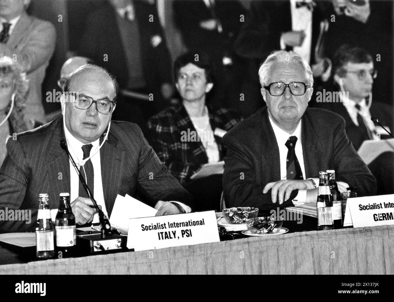 Wien am 1. Februar 1991: Tagung der Sozialistischen Internationale zur Lage im Golfregion. Im Bild: SPD-Chef Hans-Jochen Vogel (Deutschland) und Bettino Craxi (Italien) im Hilton Hotel Wien. - 19910201 PD0009 - Rechteinfo: Rechte verwaltet (RM) Stockfoto