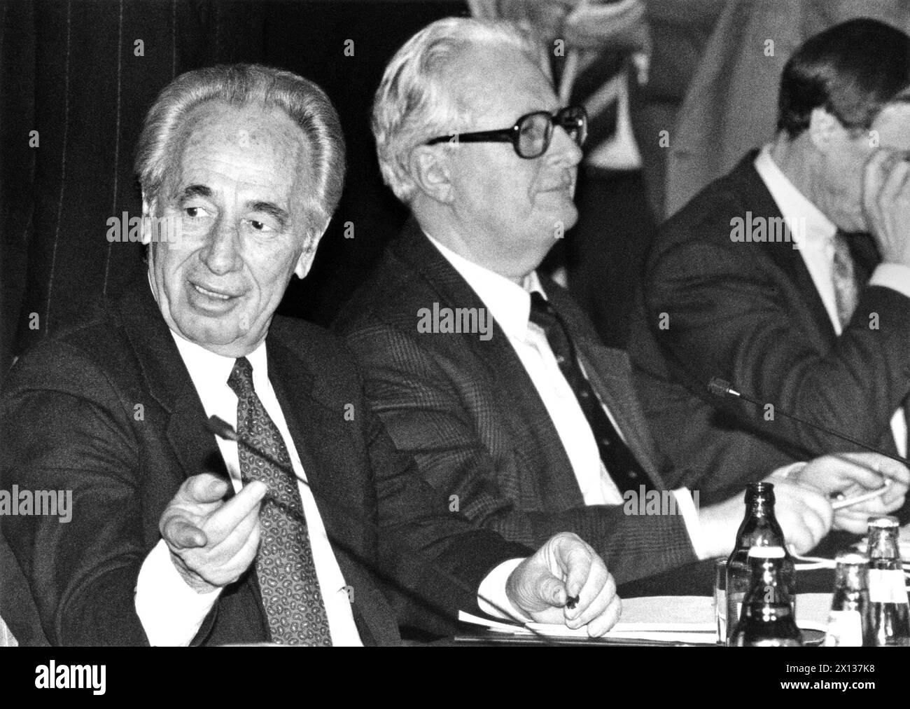 Wien am 1. Februar 1991: Tagung der Sozialistischen Internationale zur Lage im Golfregion. Im Bild: Shimon Perez, Chef der Israeil Arbeiterpartei und SPD-Chef Hans-Jochen Vogel (Deutschland). - 19910201 PD0008 - Rechteinfo: Rechte verwaltet (RM) Stockfoto