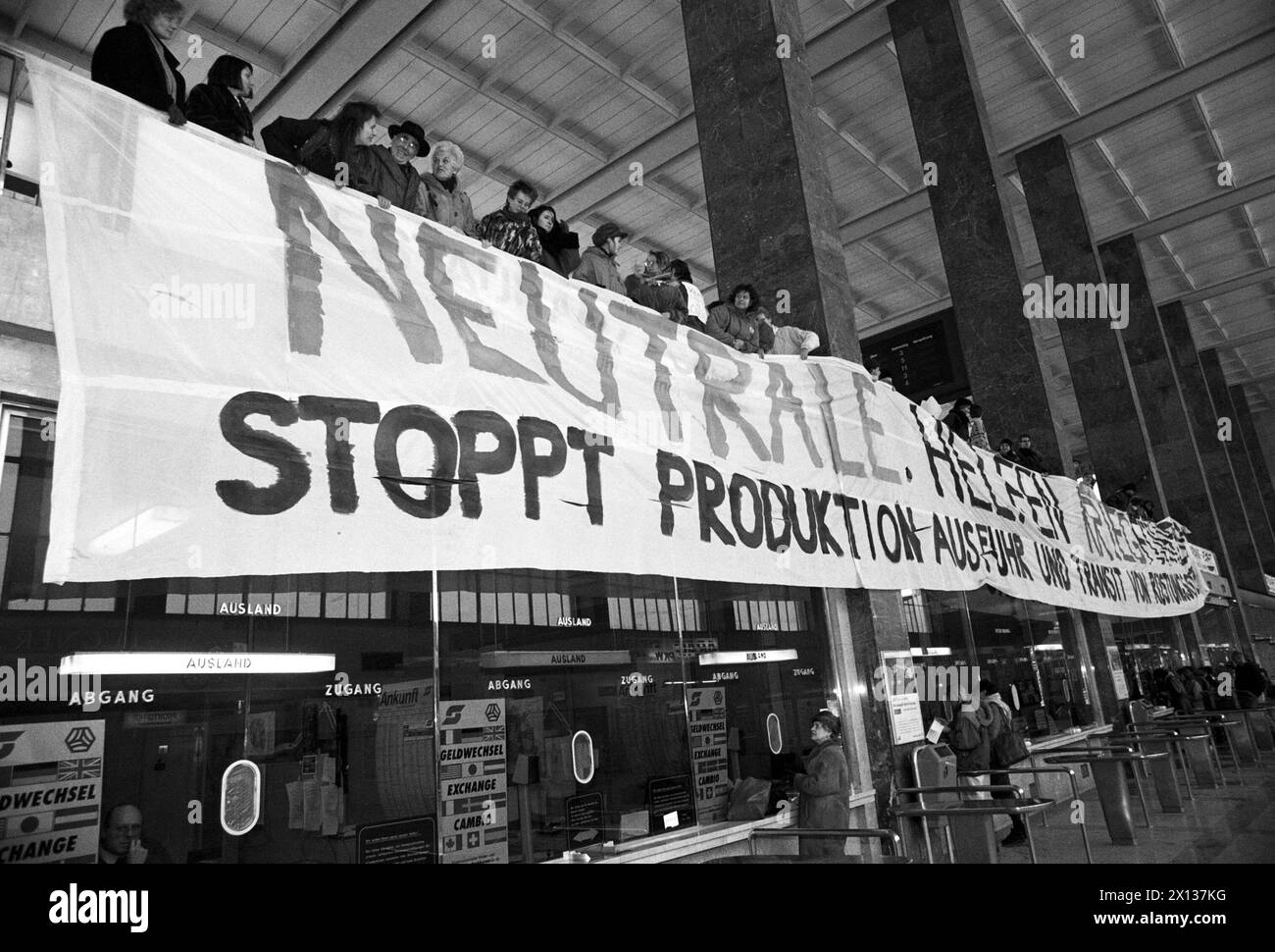 Wien am 8. Februar 1991: Aktivisten der „Einheit für eine friedliche Lösung im Krisengebiet Mittleren Osten“ haben ein 30 m langes Banner in der Halle des Wiener Ostbahnhofs ausgewickelt, um gegen jegliche Herstellung oder den Transfer von Waffen zu demonstrieren. - 19910208 PD0008 - Rechteinfo: Rechte verwaltet (RM) Stockfoto