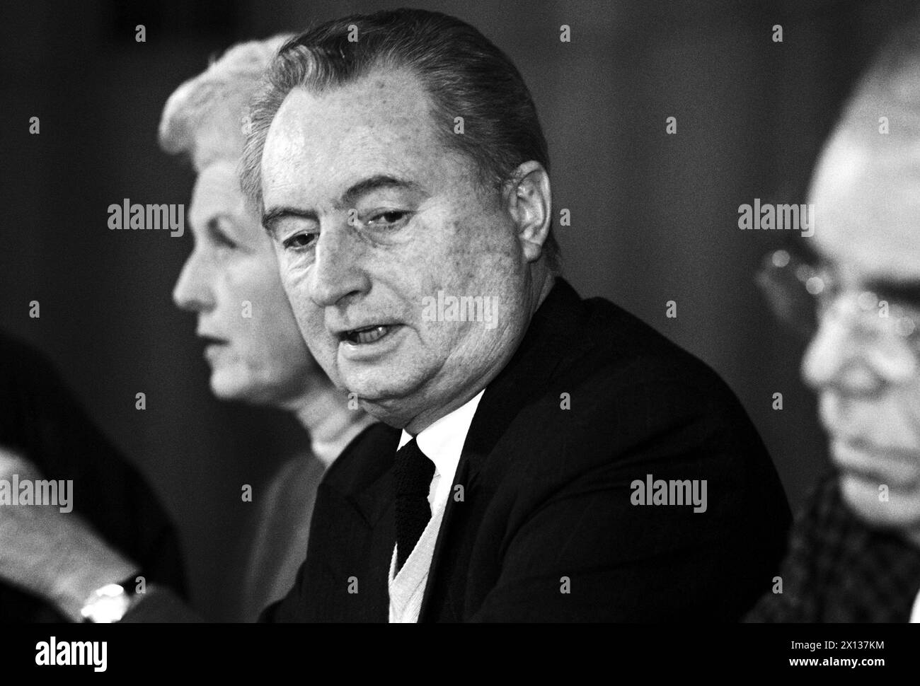Wien am 8. Februar 1991: Pressekonferenz der Aktionseinheit für eine friedliche Lösung im Nahen Osten mit Erwin Lanc. - 19910208 PD0012 - Rechteinfo: Rechte verwaltet (RM) Stockfoto