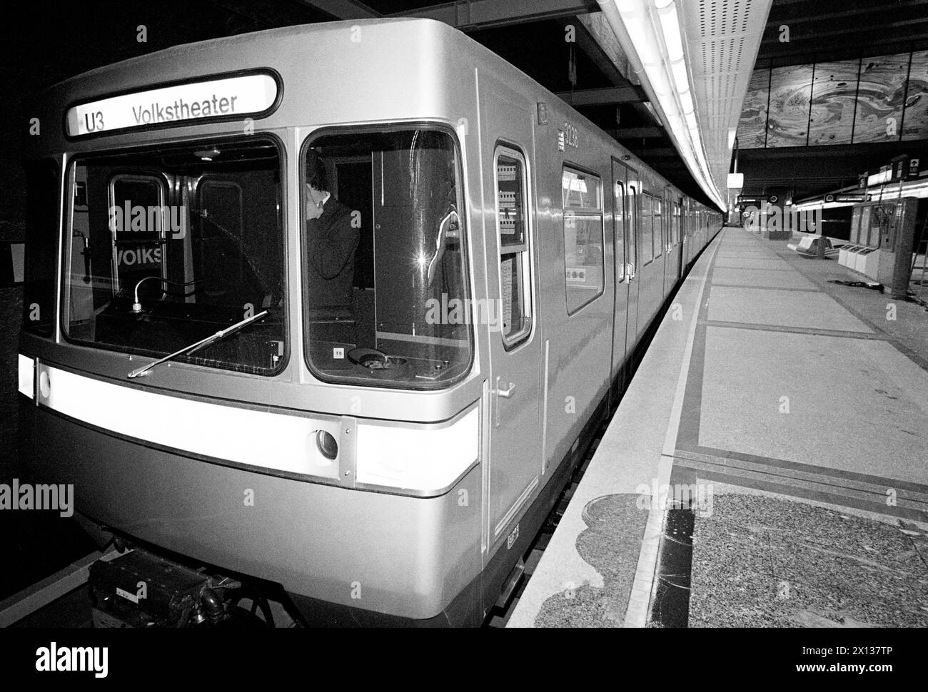 Wien am 3. April 1991: Die neue, fünfte U-Bahnlinie U3, die Erdberg mit Volkstheater verbindet, wird am 6. April eröffnet. Auf dem Bild: Einer der neuen U-Bahn-Züge namens Silberpfeil. - 19910403 PD0007 - Rechteinfo: Rechte verwaltet (RM) Stockfoto