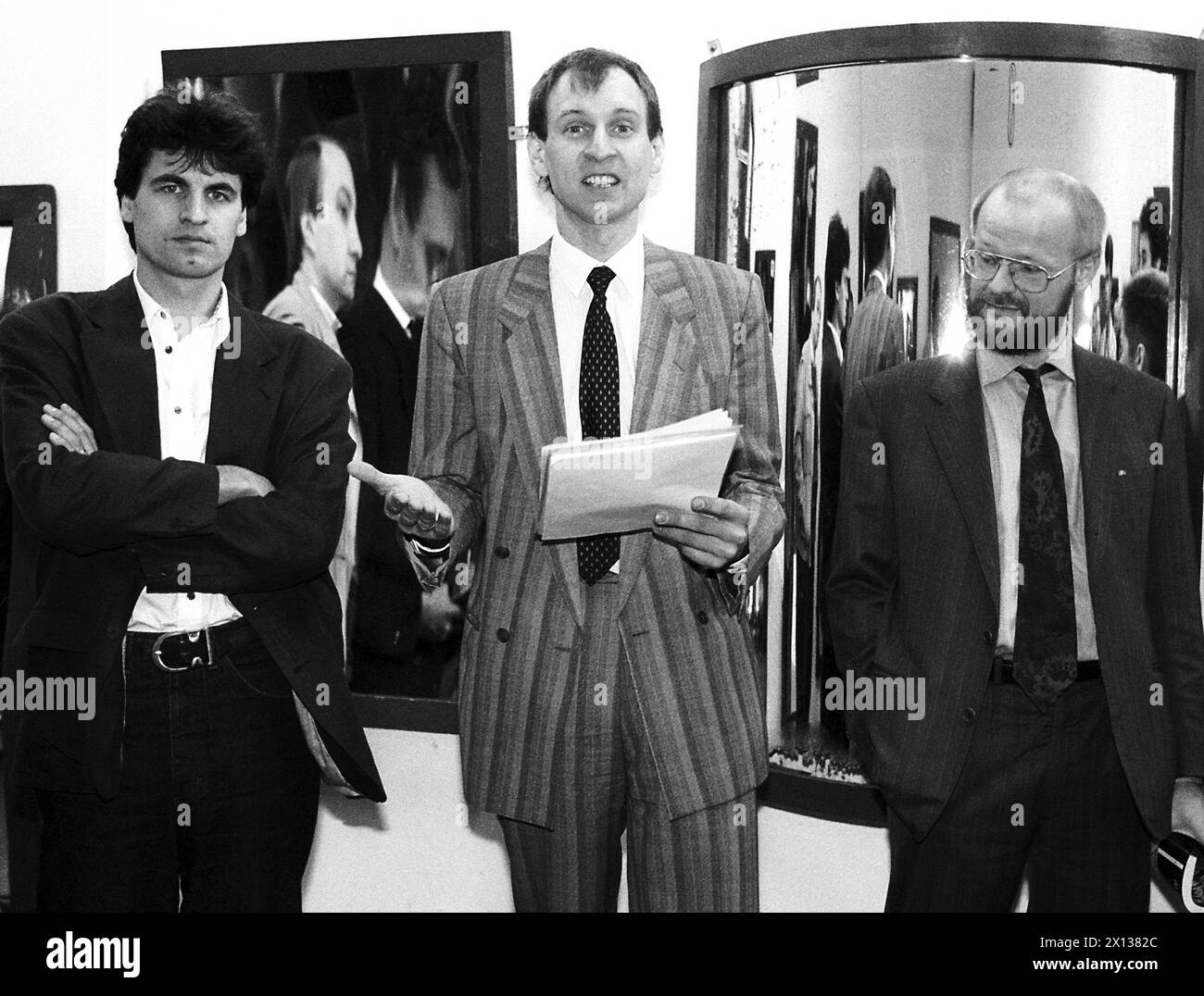 Wien am 15. April 1991: Präsentation des Buches "Alpen-Stasi - die zweite Republik im verzerrenden Spiegel der Staatspolizei" mit den Autoren (l-r) Rudolf Leo (Grüner Parlamentsverein), Hans Zeger (Arge Daten) und Thomas Prader (Rechtsanwalt). - 19910415 PD0007 - Rechteinfo: Rechte verwaltet (RM) Stockfoto