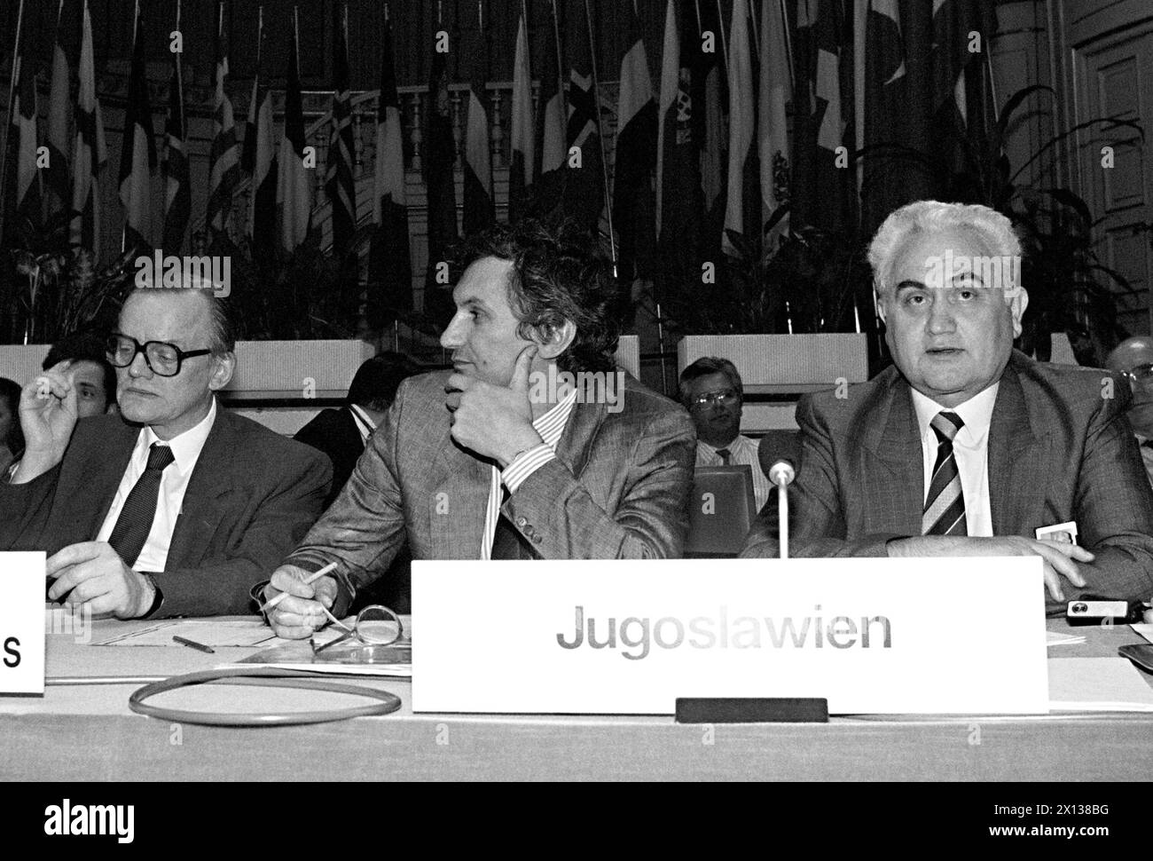 Wien am 1. Juli 1991: Treffen von 35 KSZE-staaten in Wien Hofburg zur Jugoslawienkrise. Bild (l-r): Der Leiter des Zentrums für Konfliktprävention (KVZ) Bernt Rosenthal (Dänemark), der stellvertretende Delegationsleiter Jugoslawiens Wladimir Bilandzic und der jugoslawische Oberst Vidosav Novovic. - 19910701 PD0008 - Rechteinfo: Rechte verwaltet (RM) Stockfoto