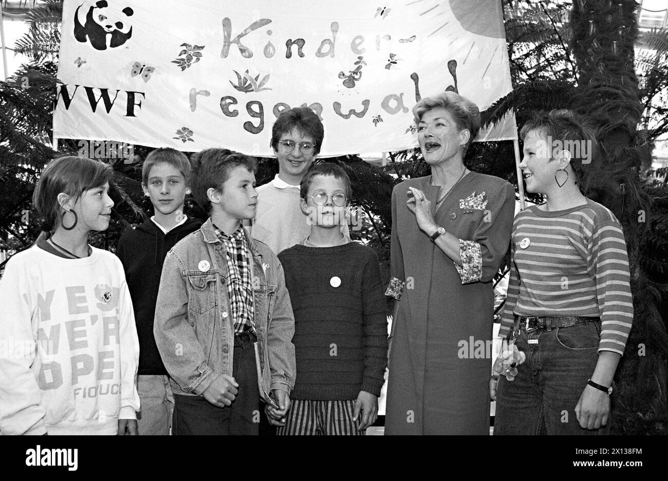 Wien am 27. September 1991: Österreichs Ministerin für Umwelt, Jugend und Familie, Ruth Feldgrill-Zankel (OEVP) begrüßt (l-r) Anna Friedmann (11), Jan Thomasberger (12) und Abraham Thill (12) aus Wien, Andreas Baumgartner (14) aus Melk und Sebastian (11) und Magdalena Schultes (12) aus dem Landkreis Gaenserndorf, wer wird sich der WWF-Delegation für den bevorstehenden größten „Umweltgipfel der Kinder“ in Frankfurt/Main anschließen. - 19910927 PD0003 - Rechteinfo: Rechte verwaltet (RM) Stockfoto