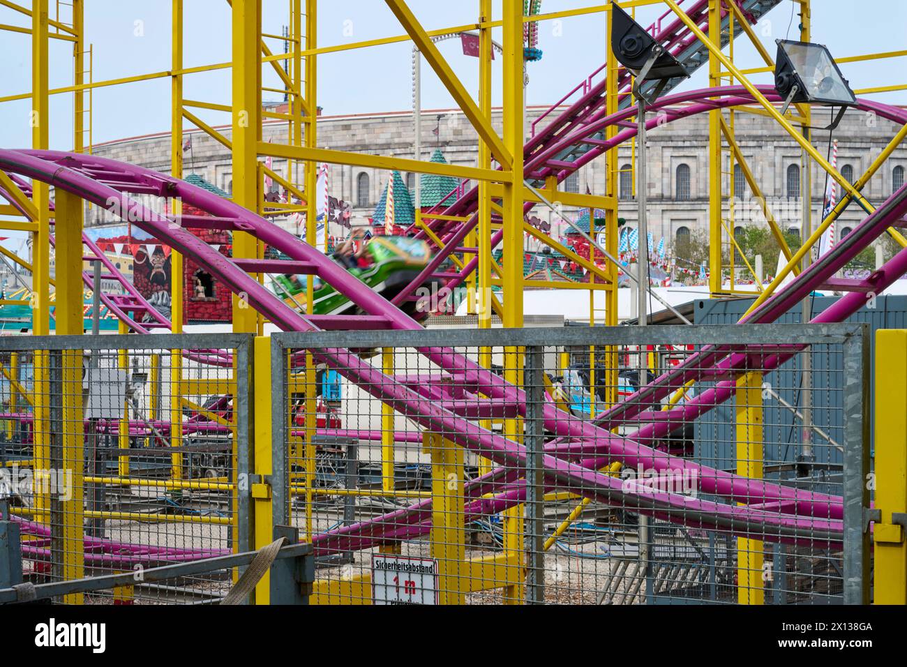 Nürnberger Volksfest auf dem ehemligen Reichsparteitagsgelände vor der Ruine der ehamligen Kongreßhalle Stockfoto