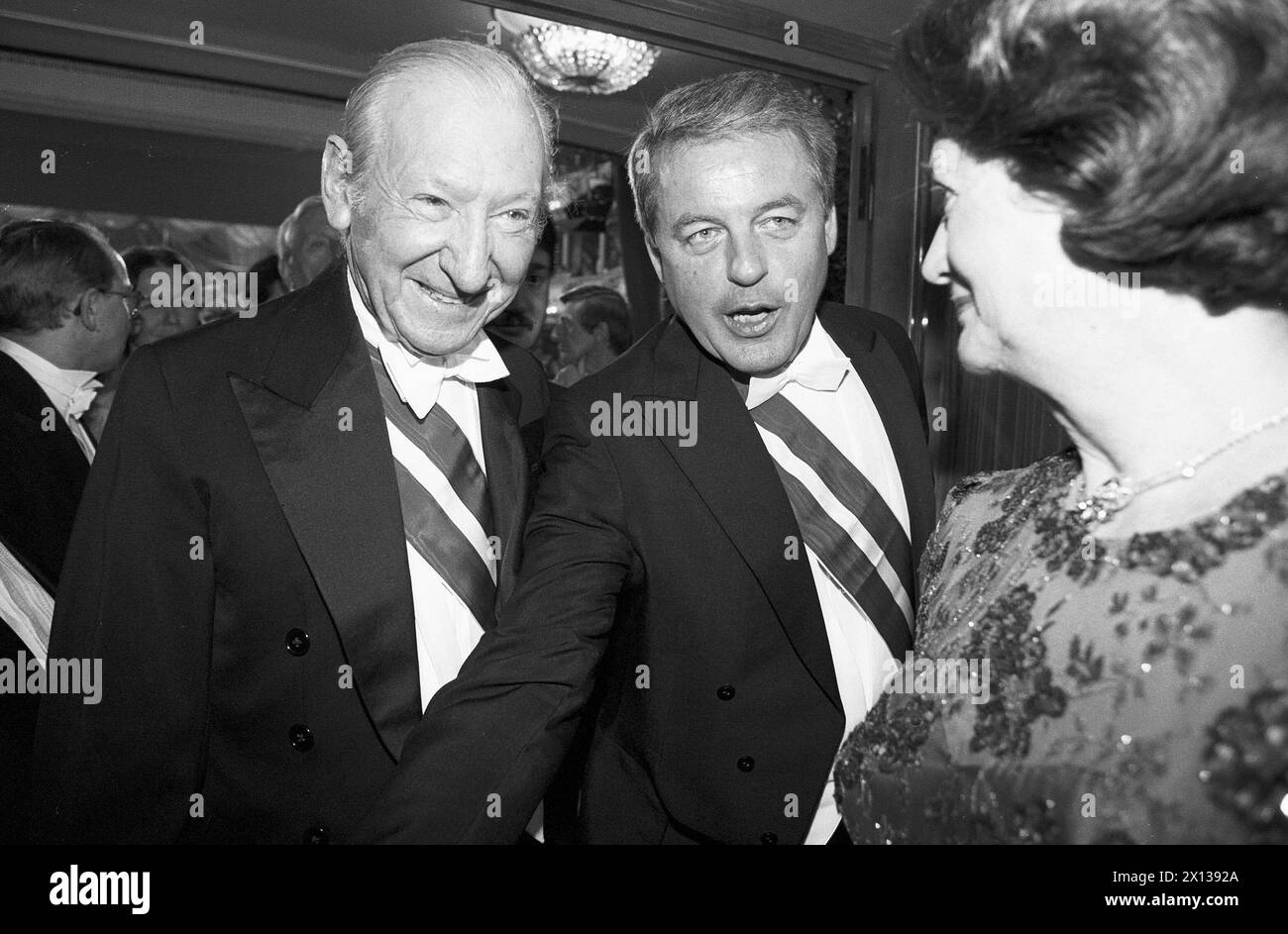 Bundespräsident Kurt Waldheim, Kanzler Franz Vranitzky und Elisabeth Waldheim am 28. Februar 1992 beim Wiener Opernball. - 19920228 PD0009 - Rechteinfo: Rechte verwaltet (RM) Stockfoto