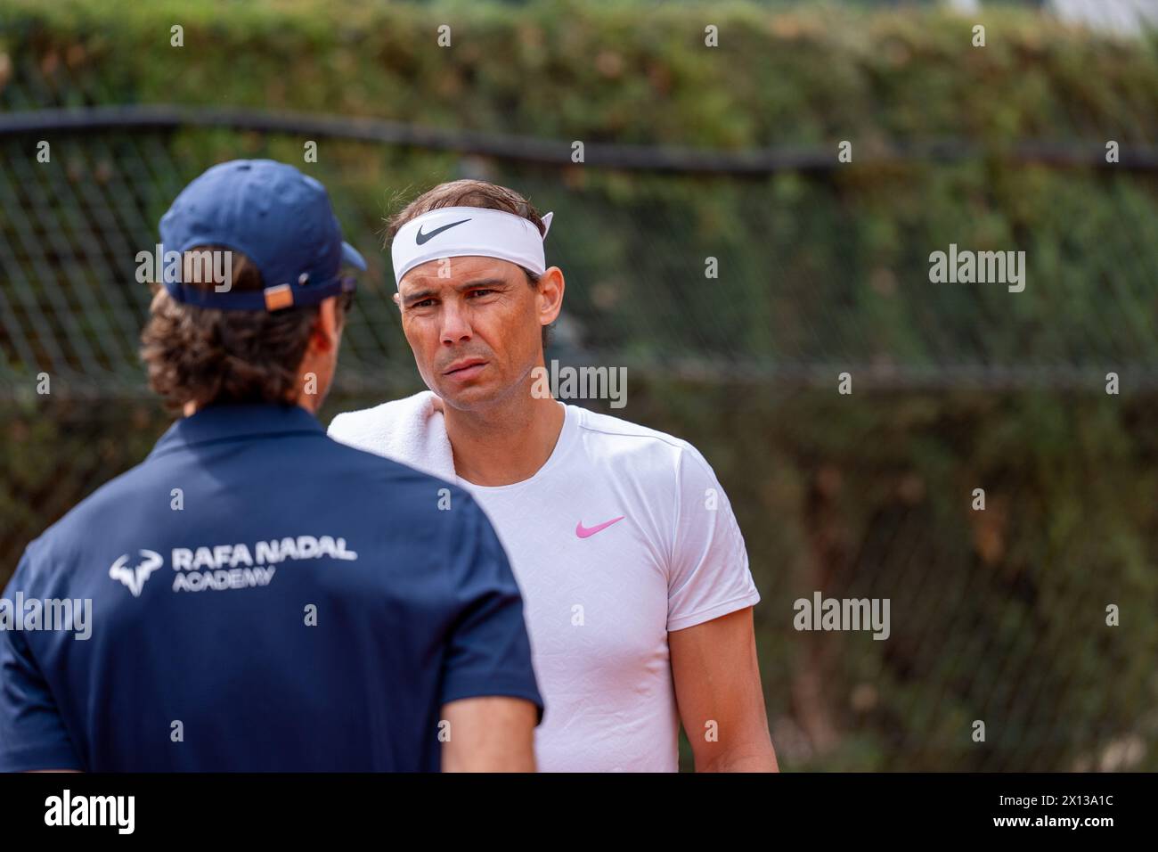 Barcelona, Spanien. April 2024. Der Tennisspieler Rafa Nadal trainiert auf den Plätzen des Royal Tennis Club von Barcelona, ​​awaiting, um morgen mit dem Italiener Cobolli beim ATP 500 Conde de Godó Barcelona Turnier zu spielen. El tenista Rafa Nadal se entrena en las pistas del Real Club de Tenis de Barcelona, esperando jugar mañana con el italiano Cobolli en el torneo ATP 500 Conde de Godó de Barcelona. Auf dem Bild: rafa nadal News Sports -Barcelona, Spanien Montag, 15. april 2024 (Foto: Eric Renom/LaPresse) Credit: LaPresse/Alamy Live News Stockfoto