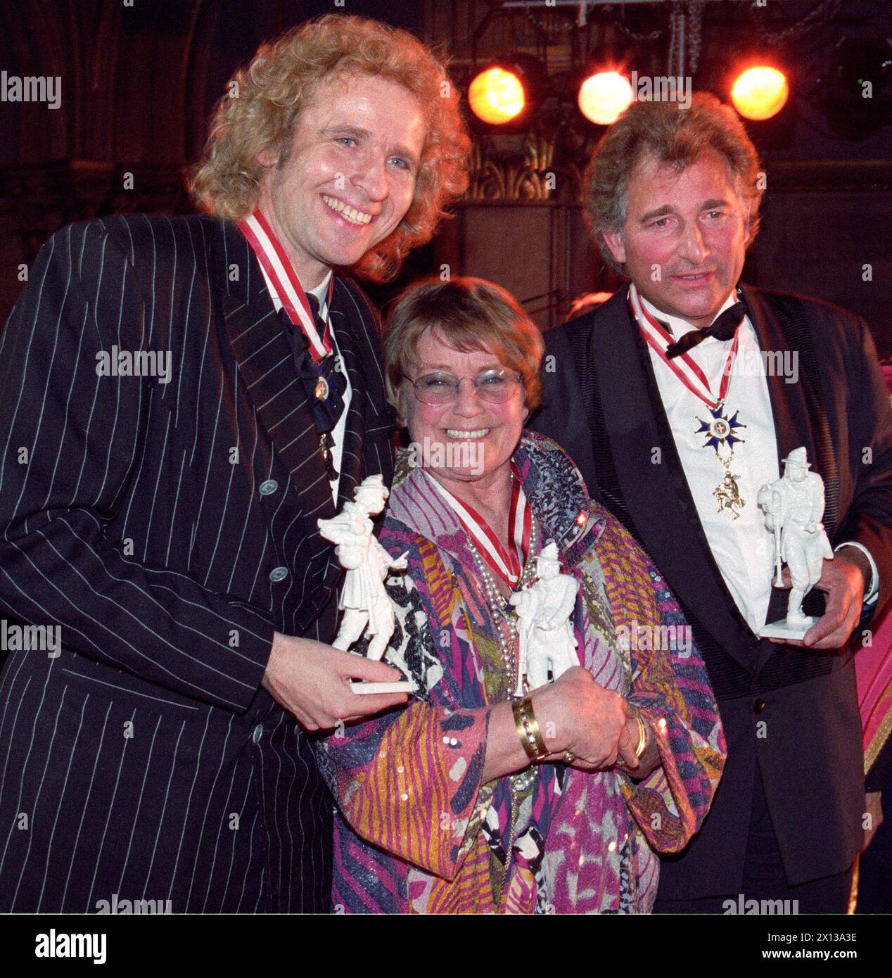 Der deutsche Fernsehmoderator Thomas Gottschalk (l.), die österreichische Schauspielerin Maria Schell und der Opernsänger Siegfried Jerusalem erhielten am 13. Februar 1993 im Wiener Rathaus den Preis „lieber Augustin“. - 19930213 PD0008 - Rechteinfo: Rechte verwaltet (RM) Stockfoto