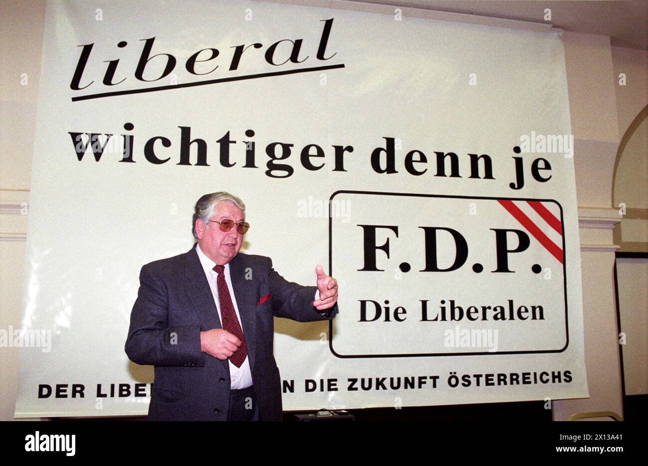 Ehemaliger FPOE-Staatssekretär und derzeitiger Bundesvorsitzender der FDP Mario Ferrari-Brunnenfeld, während des ersten Bundeskongresses der Partei in Wien am 27. Februar 1993. - 19930227 PD0002 - Rechteinfo: Rechte verwaltet (RM) Stockfoto