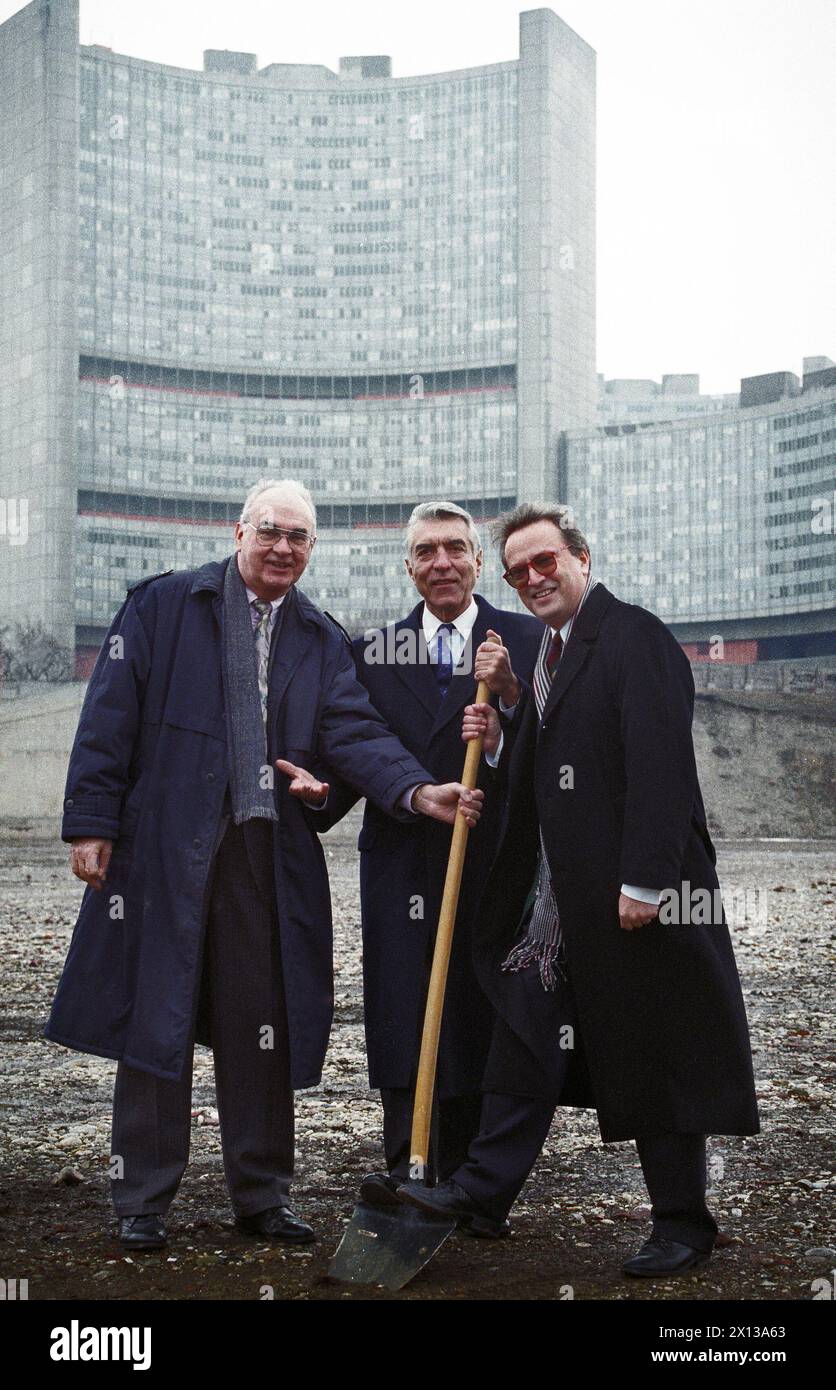 (f.l.t.r.): Vizebürgermeister von Wien Hans Mayr, Wiener Bürgermeister Helmut Zilk und Wiener Verkehrsratgeber während des Spatenstichs für den Bau der Donau-City in Wien am 11. März 1993. - 19930311 PD0008 - Rechteinfo: Rechte verwaltet (RM) Stockfoto