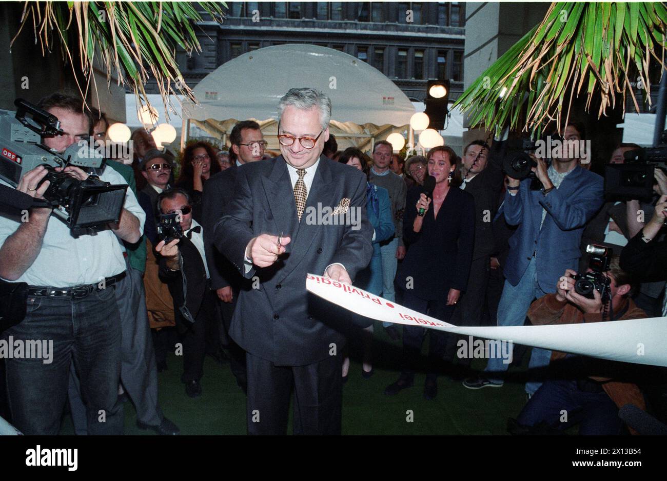 OEVP-Vorsitzender Erhard Busek weihte am 2. September 1993 das neue OEVP-Haus in der Lichtenfelsgasse in Wien ein. (OEVP = Österreichische Volkspartei). - 19930902 PD0004 - Rechteinfo: Rechte verwaltet (RM) Stockfoto