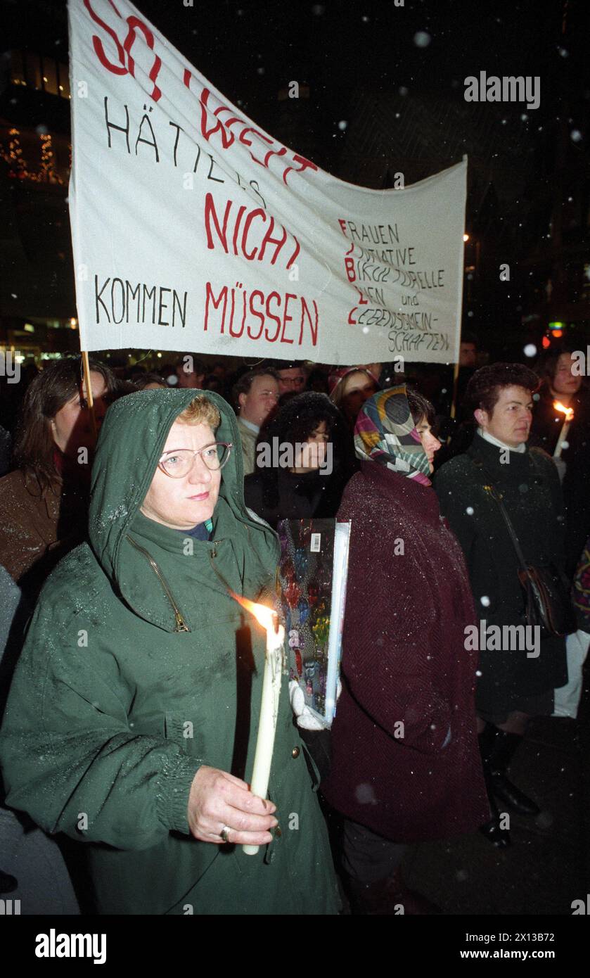 Demonstranten bei einem Protestmarsch von SOS-Mitmensch am Stock-im-Eisen-Platz in Wien gegen Gewalt, Einschüchterung, Rassismus und Diskriminierung am 7. Dezember 1993. - 19931007 PD0012 - Rechteinfo: Rechte verwaltet (RM) Stockfoto