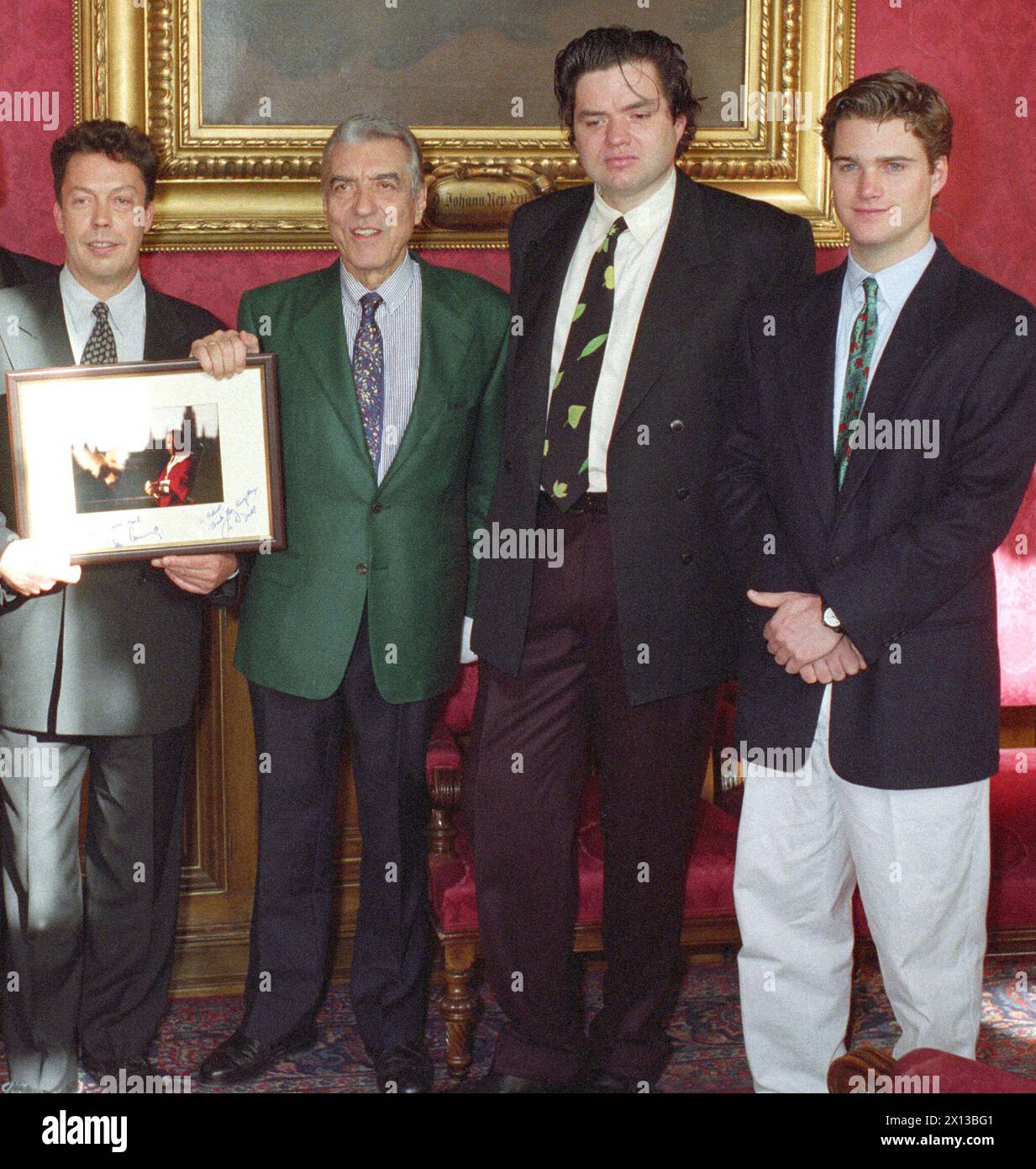 Wien am 26. Januar 1994: Bürgermeister Helmut Zilk trifft sich nach der Filmvorführung im Wiener Apollo-Kino mit den Hauptrollen der „drei Musketiere“. (l-r) Tim Curry (Richelieu), Helmut Zilk, Oliver Platt (Porthos) und Chris O'Donnell (D'Artagnan). - 19940126 PD0010 - Rechteinfo: Rechte verwaltet (RM) Stockfoto