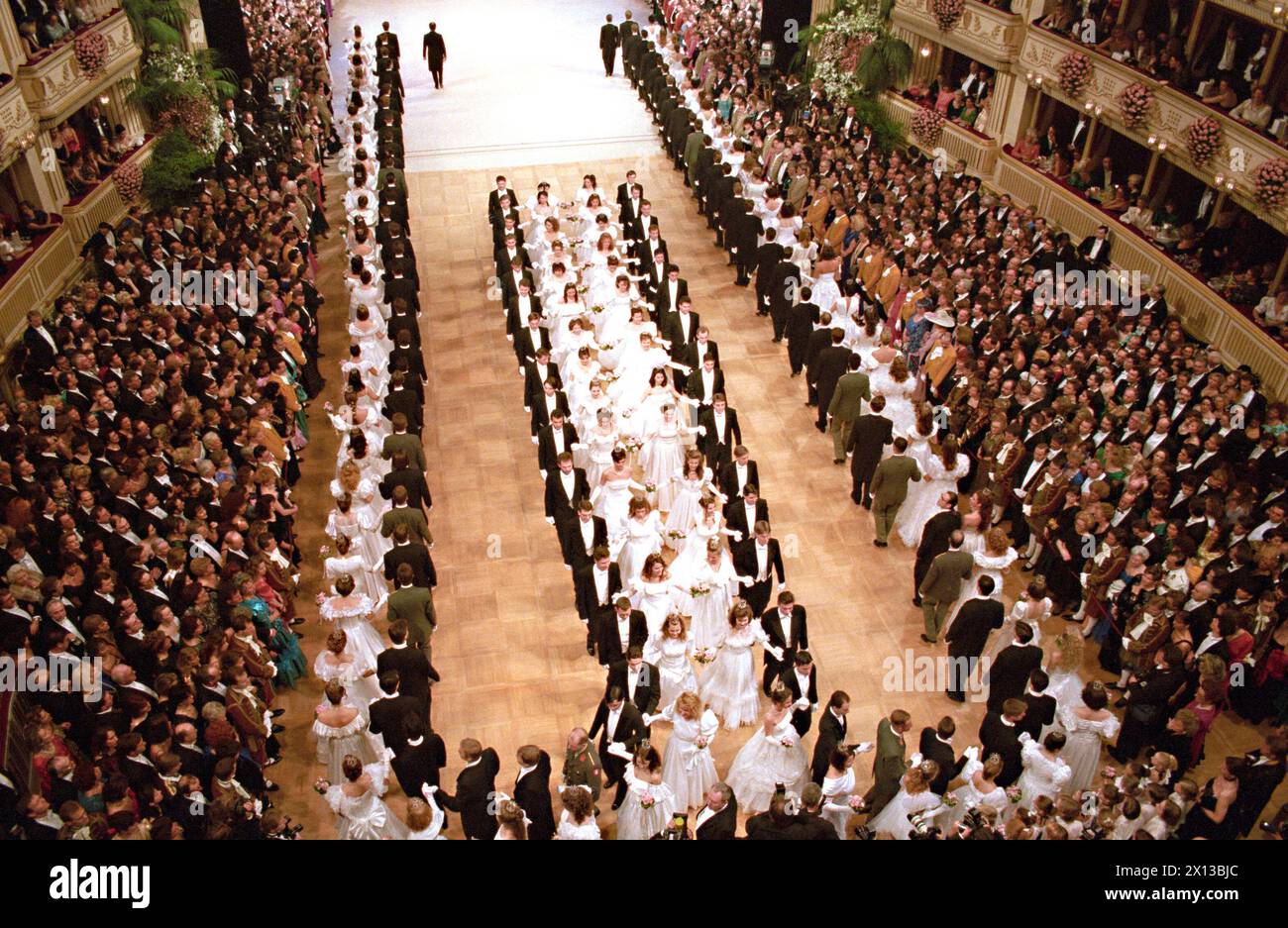 Umfassende Sicht auf die sich öffnende Polonaise des Wiener Opernballs am 10. Februar 1994. - 19940210 PD0017 - Rechteinfo: Rechte verwaltet (RM) Stockfoto