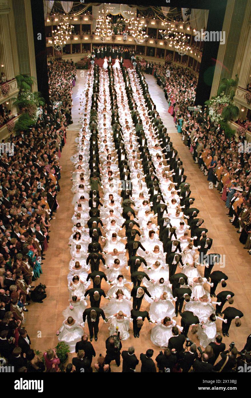 Umfassende Sicht auf die sich öffnende Polonaise des Wiener Opernballs am 10. Februar 1994. - 19940210 PD0016 - Rechteinfo: Rechte verwaltet (RM) Stockfoto