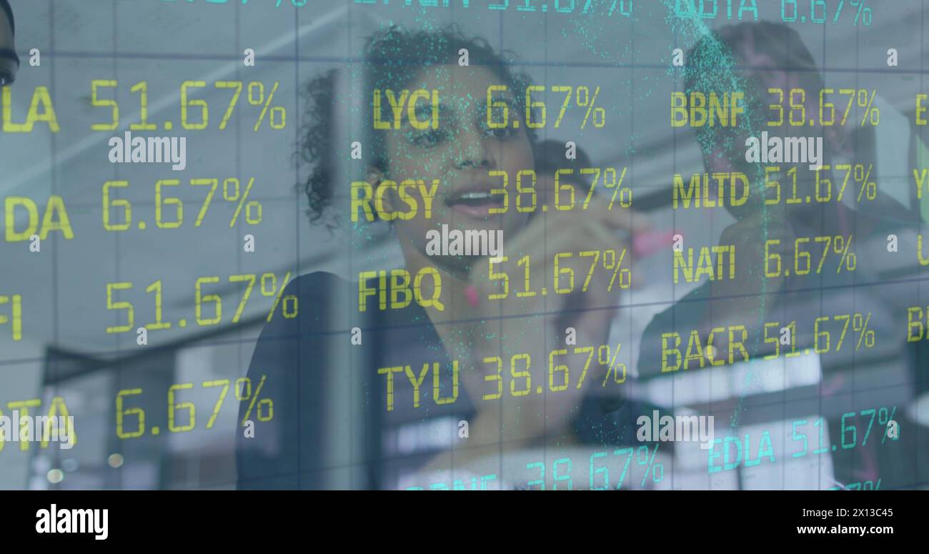 Eine Gruppe von Menschen unterschiedlicher Rasse und Geschlecht, die in einem kreativen Designgeschäft zusammenarbeiten Stockfoto