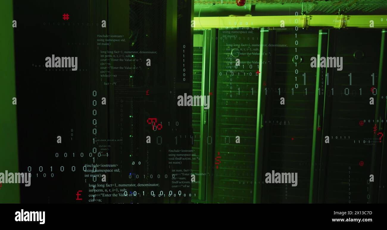 Abbildung der Datenverarbeitung mit binärer Codierung und Symbole im Serverraum des Computers Stockfoto