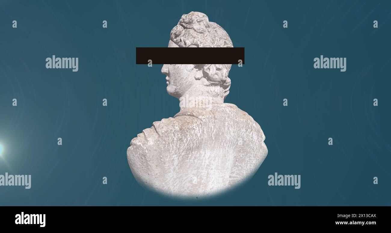 Bild einer Kopfskulptur mit schwarzem Streifen über den Augen auf blauem Hintergrund Stockfoto