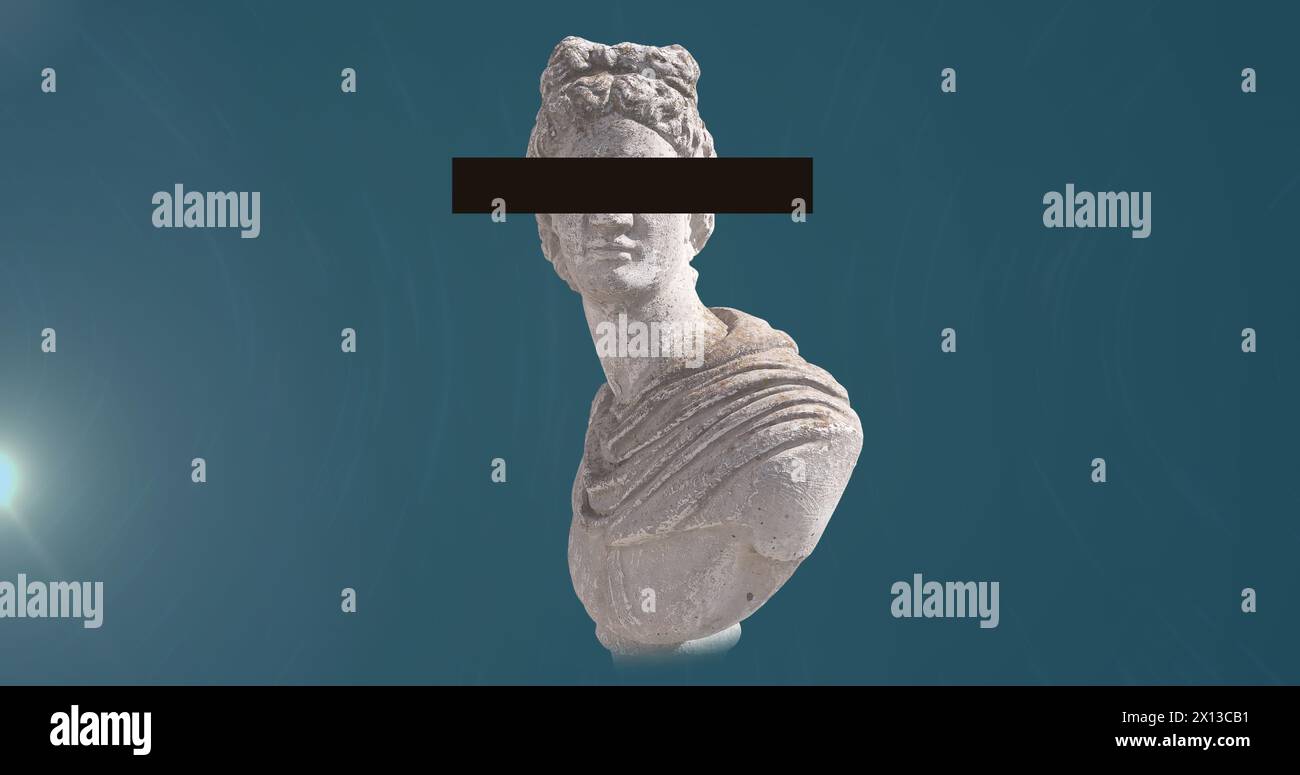 Bild einer Kopfskulptur mit schwarzem Streifen über den Augen auf blauem Hintergrund Stockfoto