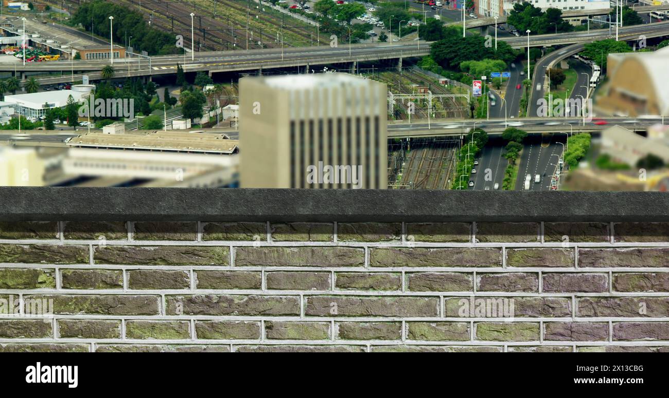 Bild einer Backsteinmauer über der geschäftigen Stadt Stockfoto