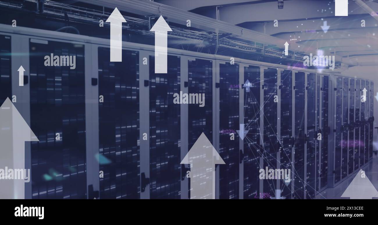 Bildpfeil bewegt sich nach oben über beleuchtete Datenserver-Racks Stockfoto