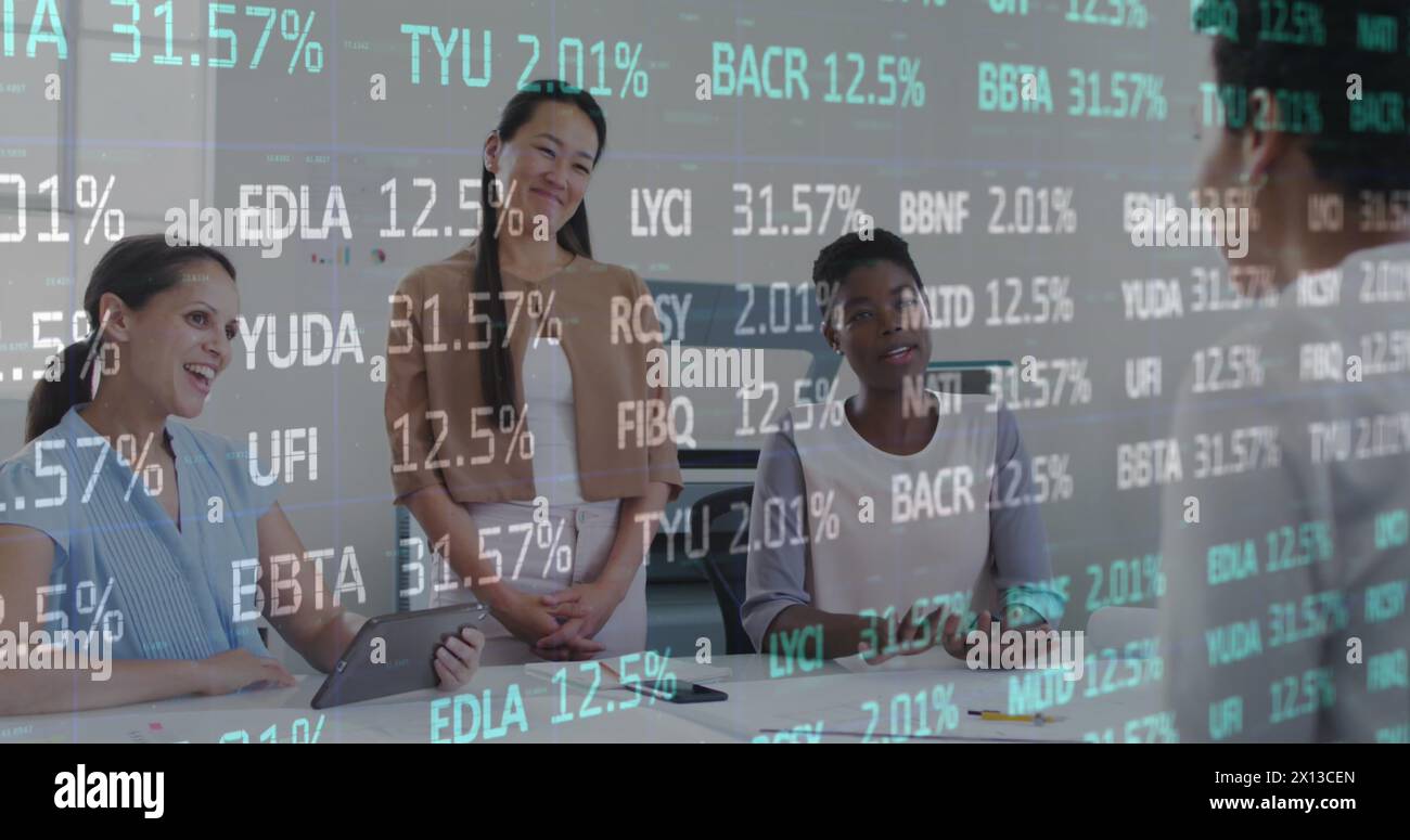 Bild von Cloud-Text in der Cloud, Trading Board, verschiedenen Kollegen, die diskutieren und die Hand schütteln Stockfoto