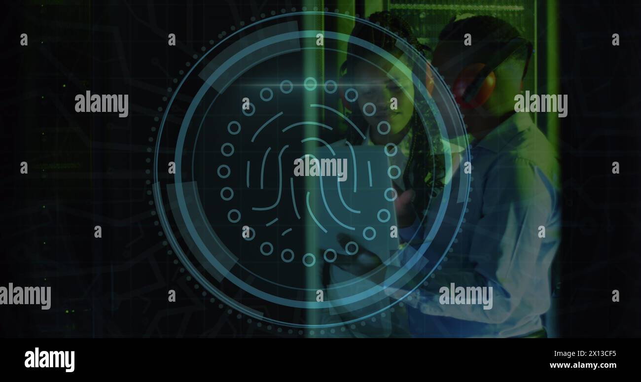 Bild des Textes zur Cybersicherheit, biometrisch über afroamerikanischen Ingenieuren, die im Datenraum diskutieren Stockfoto