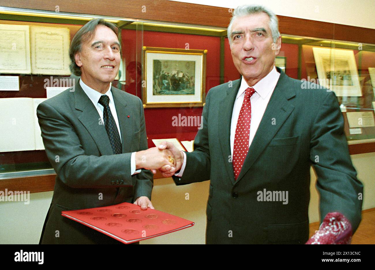 Hemut Zilk, Bürgermeister der Stadt Wien, überreicht am 10. Mai 2006 den Ehrenring der Stadt an den Wiener Generalmusikdirektor Claudio Abbado (l). - 19940510 PD0001 - Rechteinfo: Rechte verwaltet (RM) Stockfoto