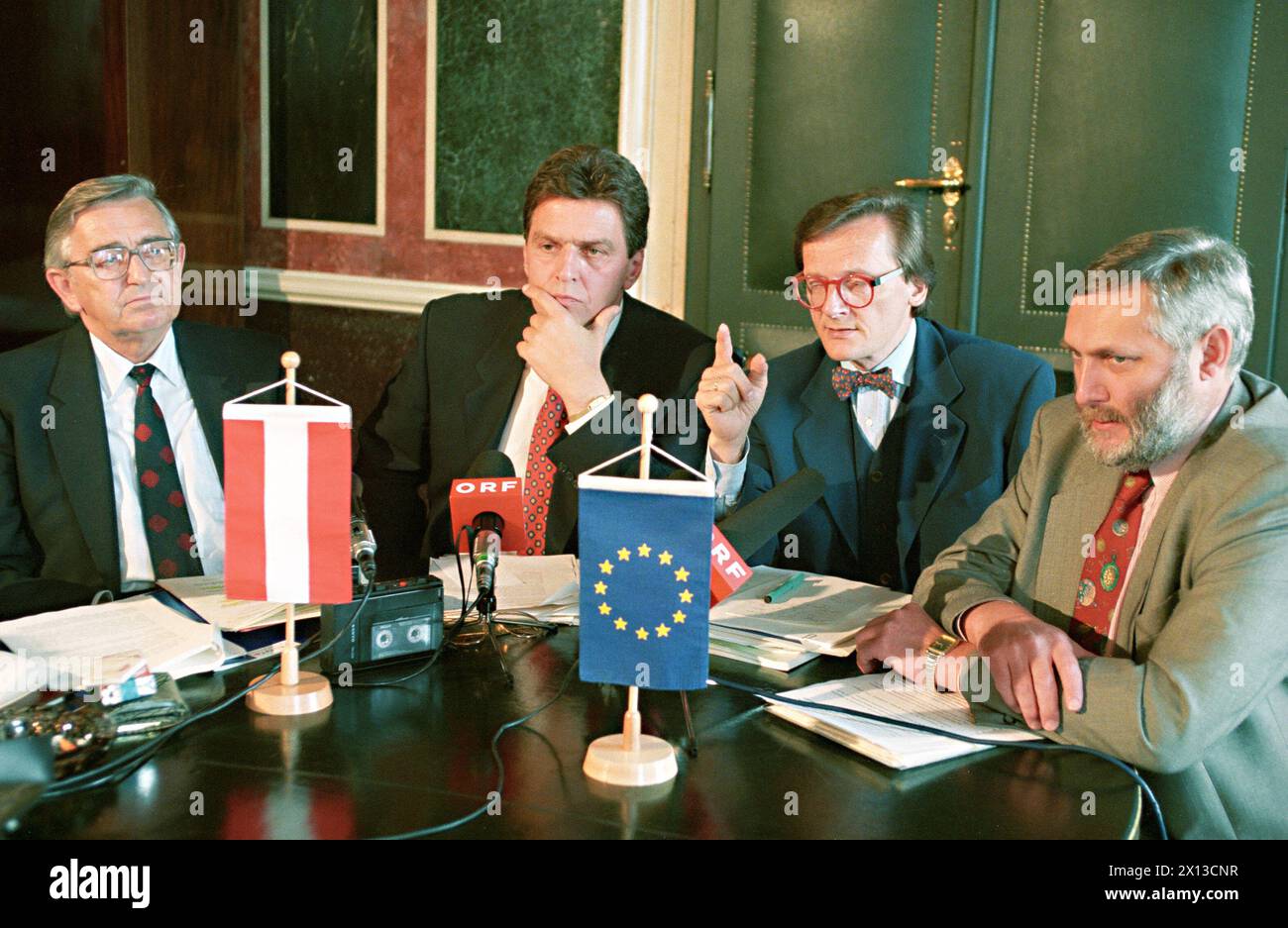 Laut einer Entschließung des Ministerrats werden Bundesmittel für Strukturinvestitionen an die landwirtschaftliche Verarbeitungsindustrie zur Anpassung an den europäischen Binnenmarkt bereitgestellt. Auf dem Bild, während einer Pressekonferenz am 11. Mai 1994 in Wien (von links nach rechts): Österreichischer Sozialminister Josef Hesoun (SPOE), Verkehrsminister Viktor Klima (SPOE), Wirtschaftsminister Wolfgang Schuessel (OEVP) und Landwirtschaftsminister Franz Fischler (OEVP). - 19940511 PD0003 - Rechteinfo: Rechte verwaltet (RM) Stockfoto