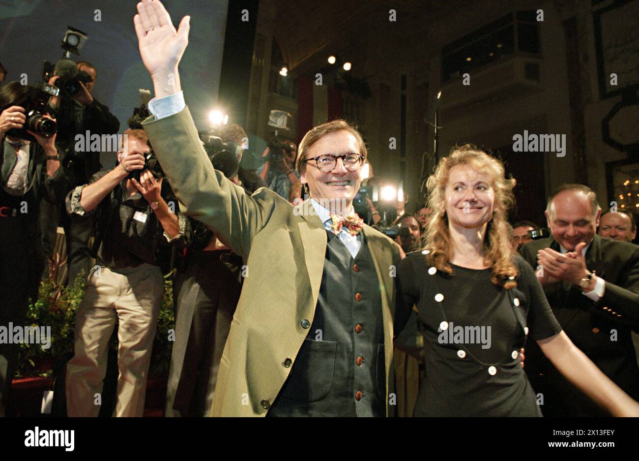 Tagung der Österreichischen Volkspartei in Wien am 22. April 1995. Im Bild: Der neue Parteivorsitzende Wolfgang Schuessel mit seiner Frau Krista. - 19950422 PD0013 - Rechteinfo: Rechte verwaltet (RM) Stockfoto