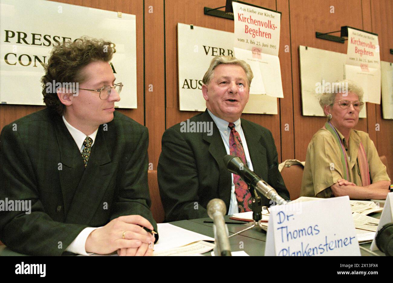 Bild (l. -R.): Thomas Plankensteiner, Eduard Ploier und Dolores Bauer während einer Pressekonferenz am 9. Juni 1995. - 19950609 PD0008 - Rechteinfo: Rechte verwaltet (RM) Stockfoto