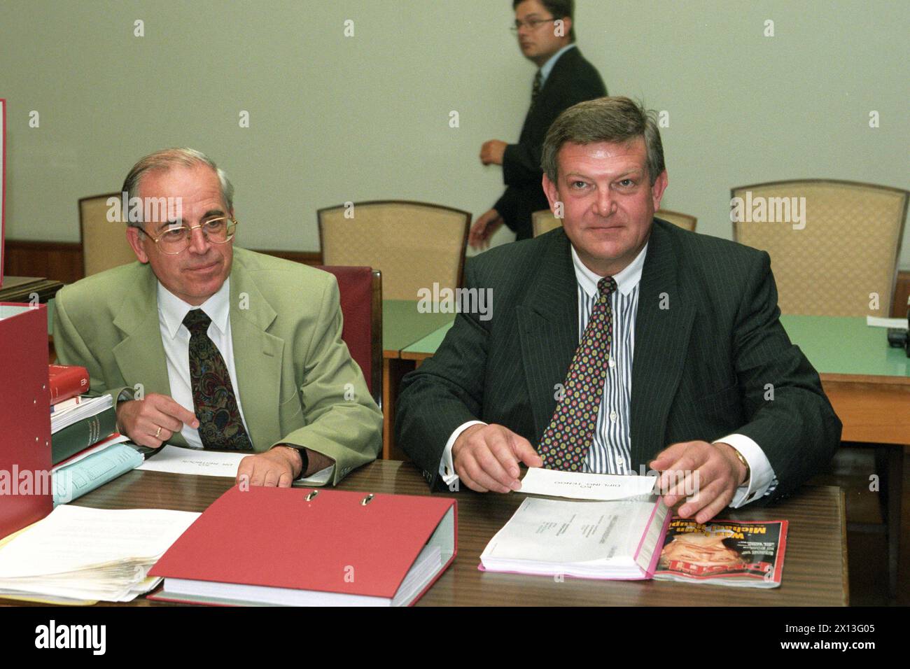 Wien am 10. Juli 1995: Beginn des Prozesses aufgrund der ersten Entschädigungsverhandlung im Wiener Justizpalast. Im Bild: Hansjoerg Tenng (R.), Generaldirektor von Konsum und sein Anwalt Horst Reitbock (l.) - 19950710_PD0010 - Rechteinfo: Rechte verwaltet (RM) Stockfoto