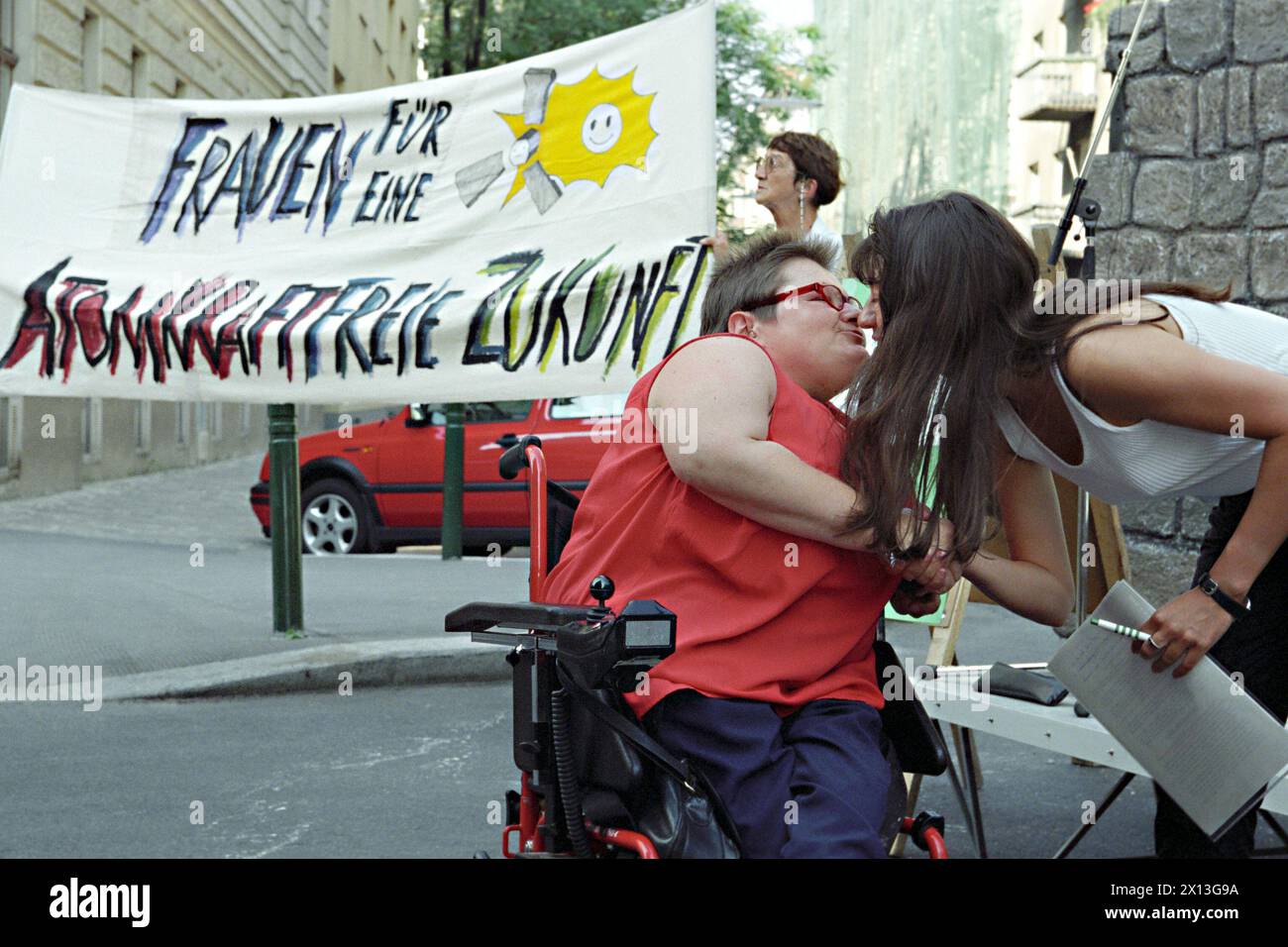 Am 23. August 1995 protestieren die Grünen vor der chinesischen Botschaft in Wien gegen die Atomtests und die Verletzung der Menschenrechte in China. Bild: parlamentsabgeordnete Theresia Haidlmayr (L.) und Monika Langthaler (R.). - 19950823 PD0007 - Rechteinfo: Rechte verwaltet (RM) Stockfoto